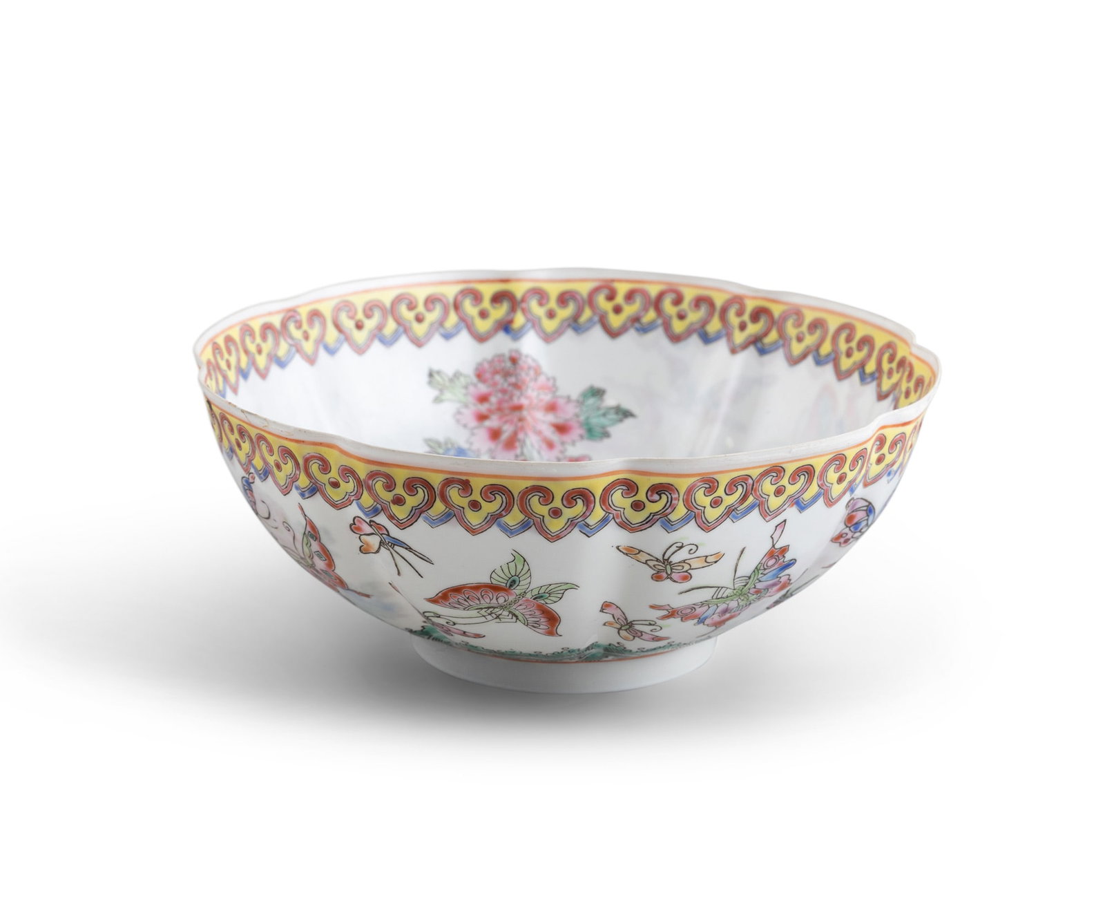 A FAMILLE ROSE BLACK GLAZED EGGSHELL 'BUTTERFLY' LOBED PUNCH BOWL 1980年代左Ö: A FAMILLE ROSE BLACK GLAZED EGGSHELL 'BUTTERFLY' LOBED PUNCH BOWL 1980年代左右 鸡蛋壳釉粉彩蝴蝶纹碗 China, circa 198