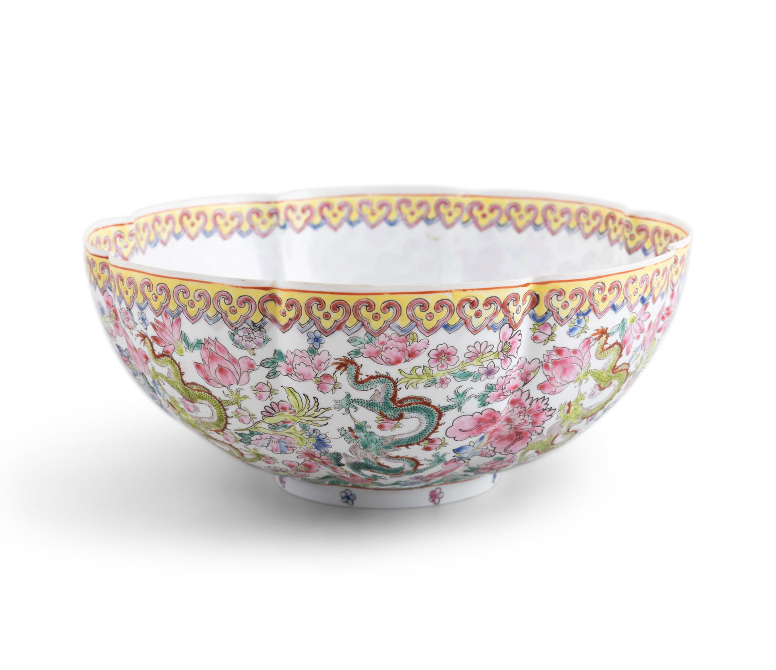 A FAMILLE ROSE WHITE GROUND EGGSHELL 'DRAGON AND FLOWER' LOBED PUNCH BOWL 1980年代ð: A FAMILLE ROSE WHITE GROUND EGGSHELL 'DRAGON AND FLOWER' LOBED PUNCH BOWL 1980年代左右 鸡蛋壳釉粉彩龙纹碗 China, circa 198