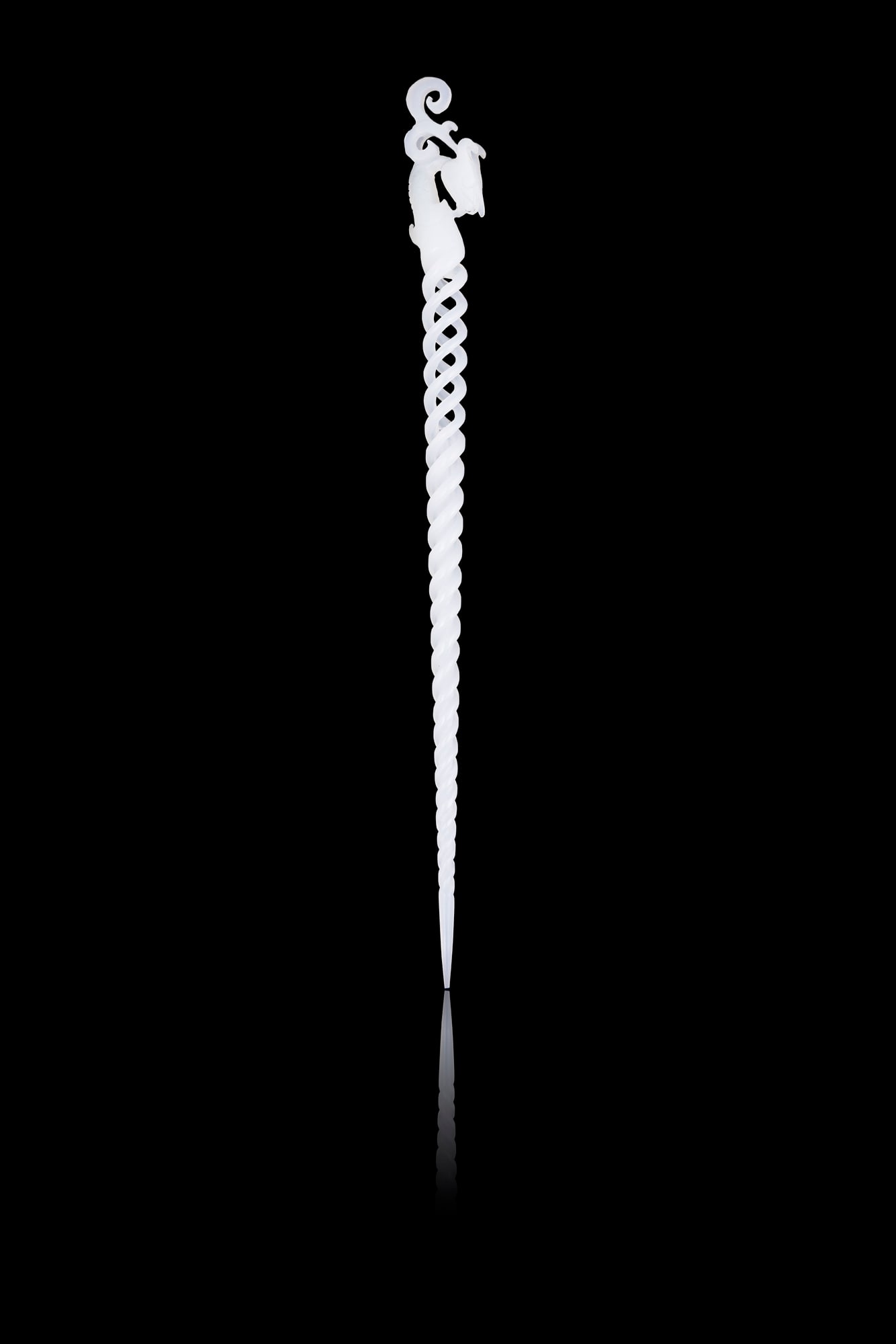 A WHITE JADE SPIRAL OPENWORK HAIRPIN WITH A PHOENIX HEAD DESIGN 20世纪 玉透 (1 of 2)