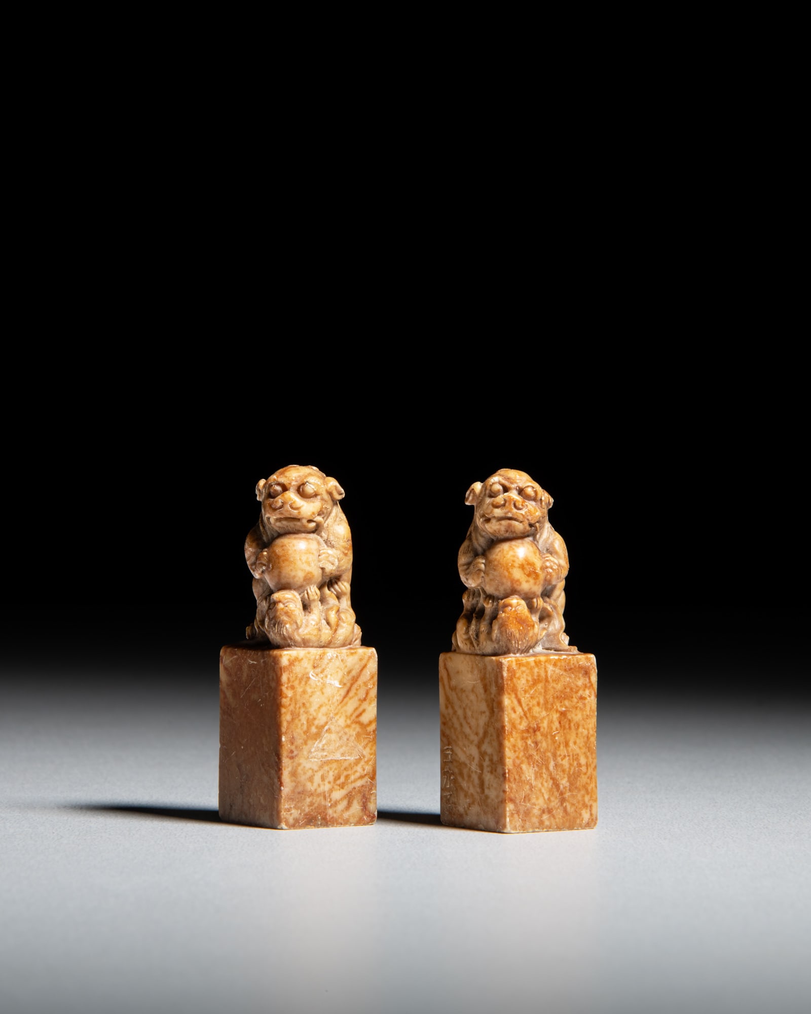 A PAIR OF STEATITE LION FINIAL SEALS, INSCRIBED ‘WAKATSUKI REIIN’(若槻ట: A PAIR OF STEATITE LION FINIAL SEALS, INSCRIBED ‘WAKATSUKI REIIN’(若槻礼印) AND ‘SHIDŌ’(子堂) Japan, 20th century H.5cm Note 若&#