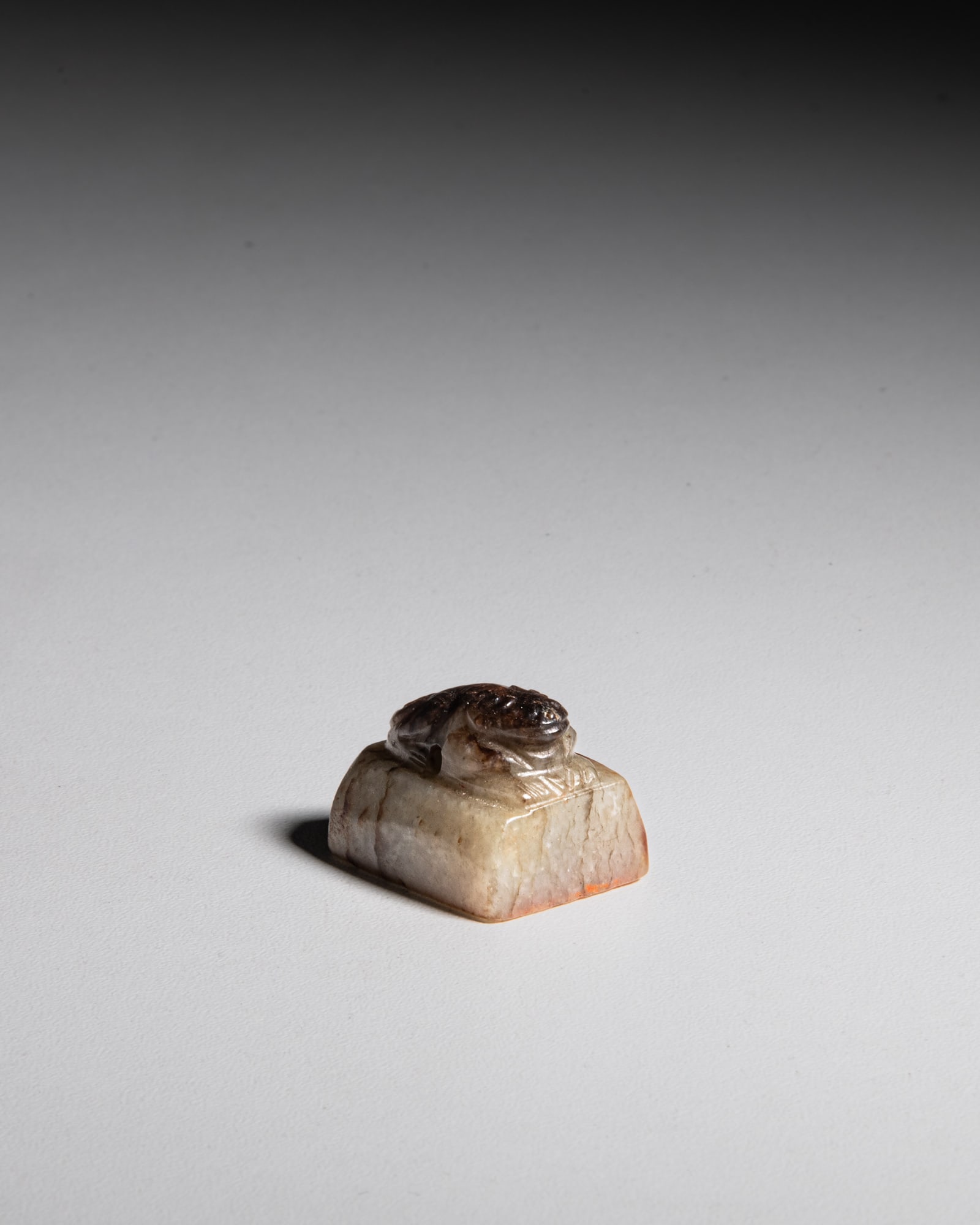 A CELADON JADE 'TUTLE' RECTANGULAR JADE, INCISIED 'KAI JUAN YOU YI' 20世纪 黑 (1 of 4)