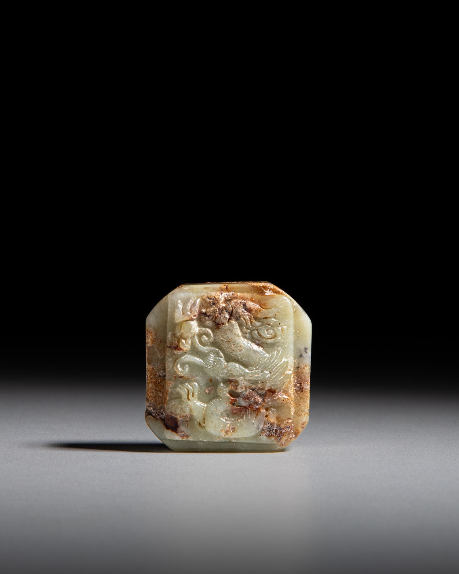 A CELADON AND RUSSET 'DRAGON' SQUARE SHAPED SEAL 20世纪 青玉龙纹: A CELADON AND RUSSET 'DRAGON' SQUARE SHAPED SEAL 20世纪 青玉龙纹'唐簸虎章'四字篆文方印 China, 20th centu