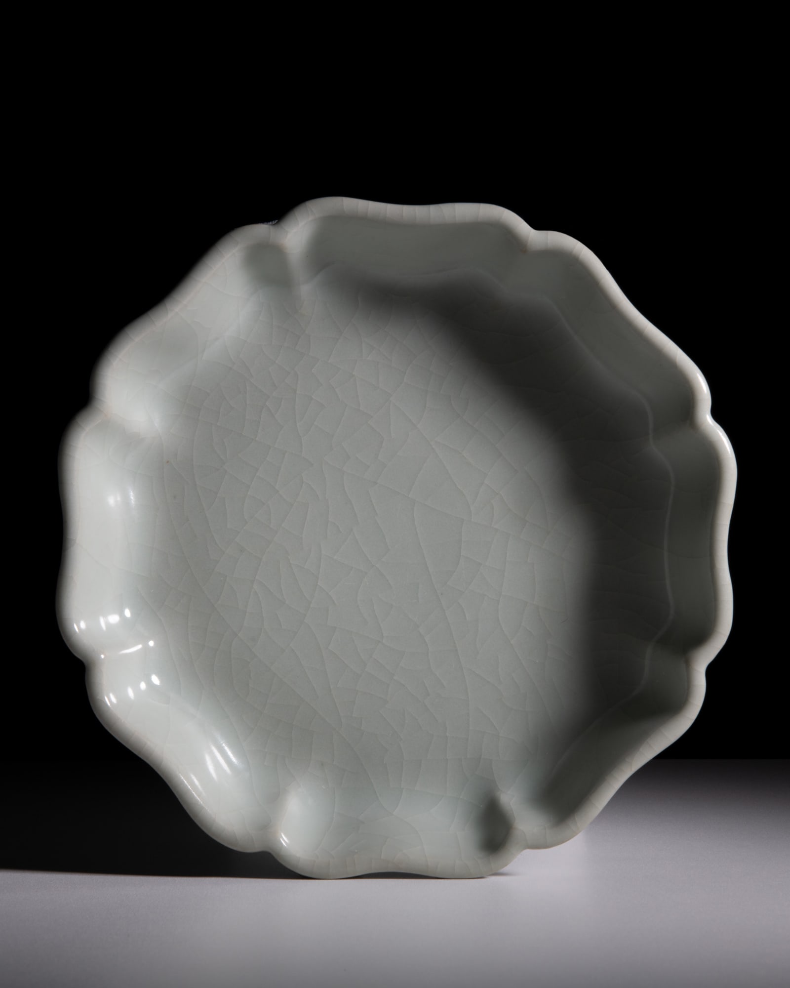 A GUAN-TYPE LOBED QIANLONG MARK TRIPOD WASHER: A GUAN-TYPE LOBED QIANLONG MARK TRIPOD WASHER 清代 乾隆仿款 仿官葵口三足洗 China, Qing dynasty D.21.7cm