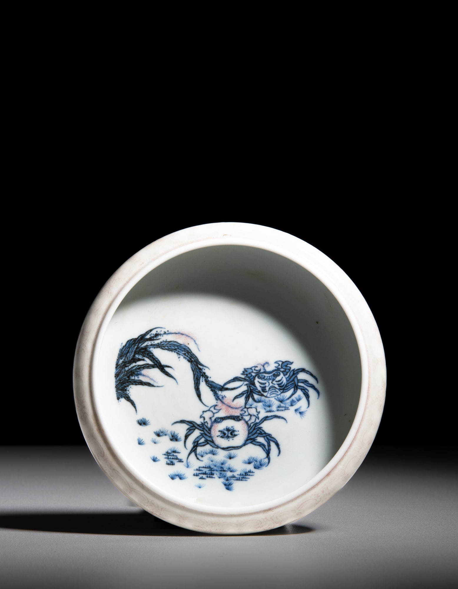 A BLUE AND WHITE WITH COPPER RED DECORATED 'CRABS' BRUSH WASHER 清代 青花 (1 of 2)