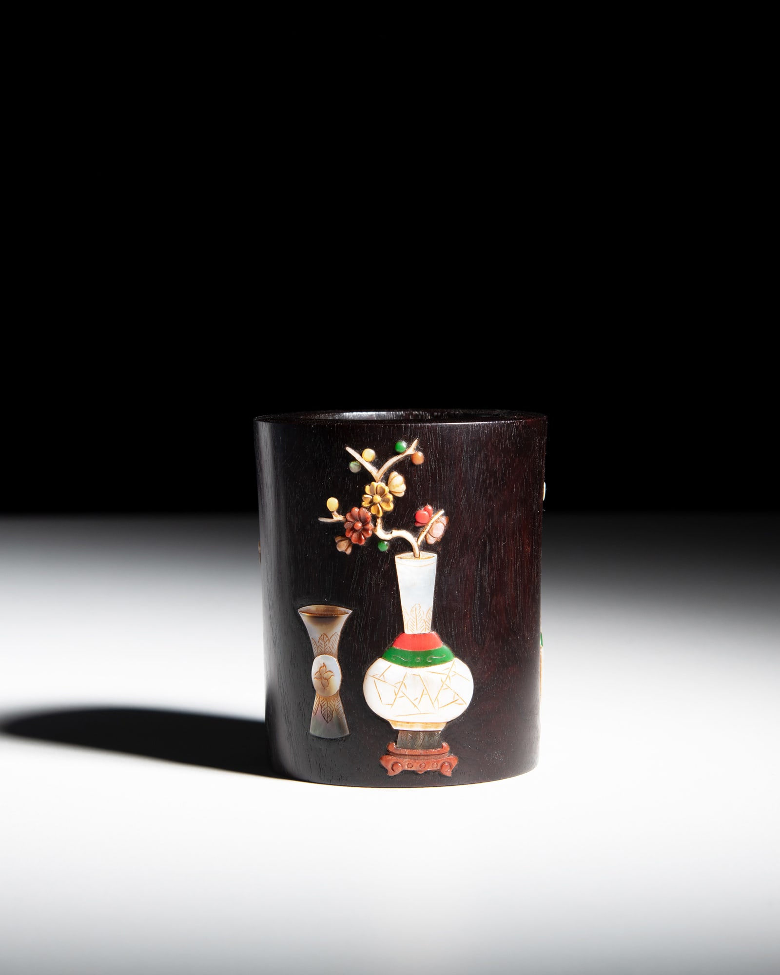 *A HARDSTONE AND MOTHER OF PEARL INLAID 'VASES' ZITAN BRUSH POT 20世纪初 紫: *A HARDSTONE AND MOTHER OF PEARL INLAID 'VASES' ZITAN BRUSH POT 20世纪初 紫檀嵌百宝‘清供’笔筒 China, early 20th cent