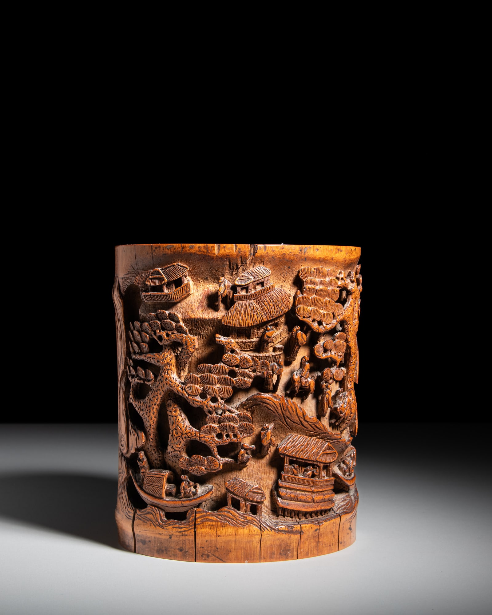 A CARVED 'LANDSCAPE' BAMBOO BRUSHE POT 晚清 高浮雕亭台&#: A CARVED 'LANDSCAPE' BAMBOO BRUSHE POT 晚清 高浮雕亭台楼阁竹雕笔筒 China, late Qing dynasty H.17.7cm - D.15cm