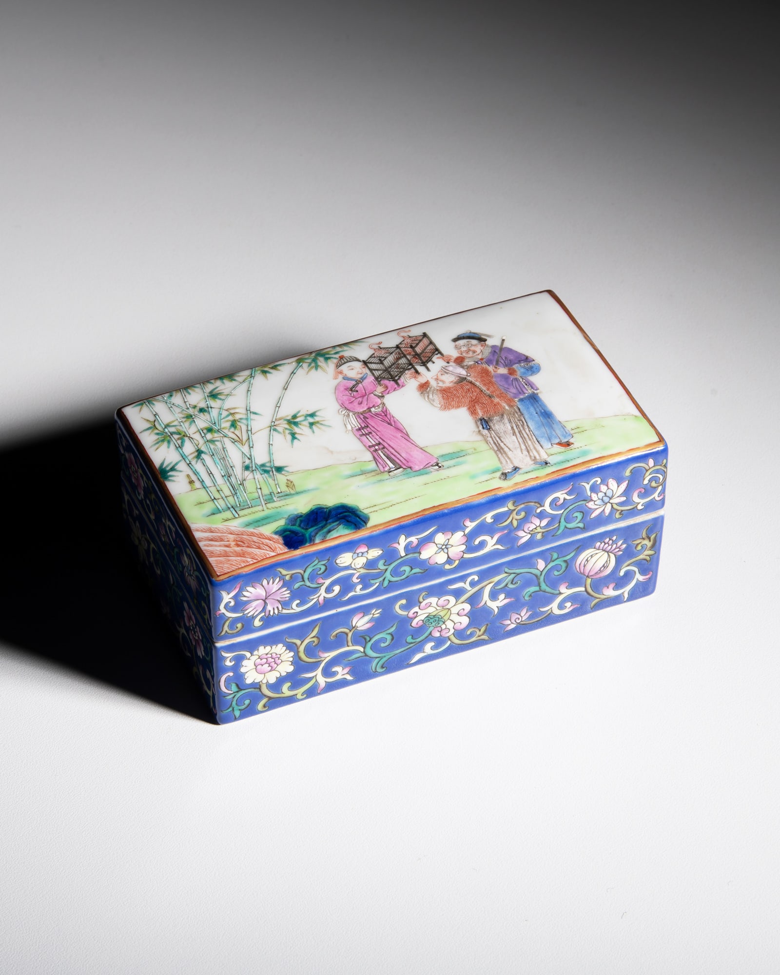 A FAMILLE ROSE 'MANCHU GENTLEMEN STROLLING WITH BIRDCAGES' RECTANGULAR BOX, MARKED QIANLONG 粉 (1 of 4)