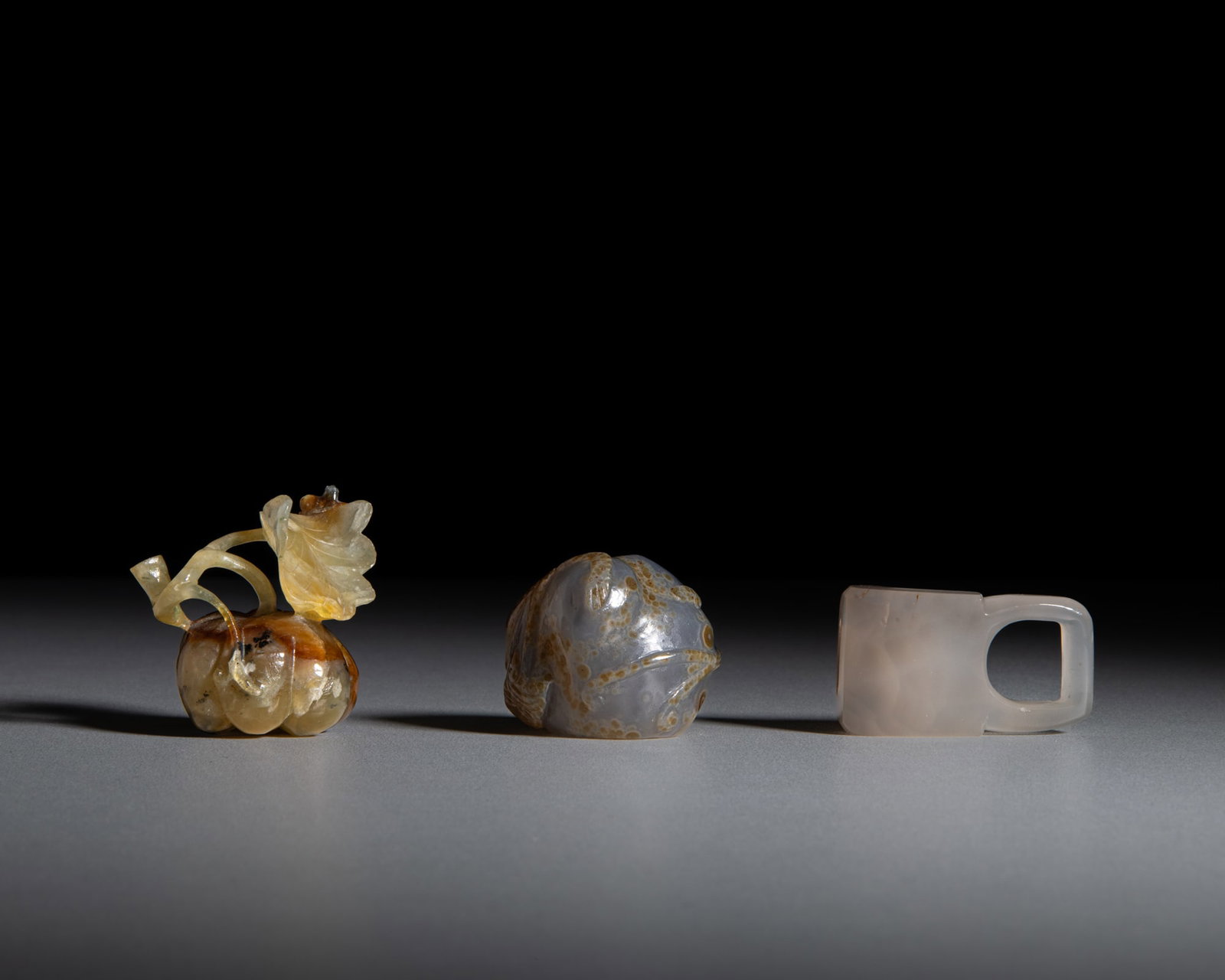 A GROUP OF THREE CARVED HARD STONE PIECES 19-20世纪 玛瑙腰带: A GROUP OF THREE CARVED HARD STONE PIECES 19-20世纪 玛瑙腰带扣、巧雕螭龙纹水丞及岫玉花