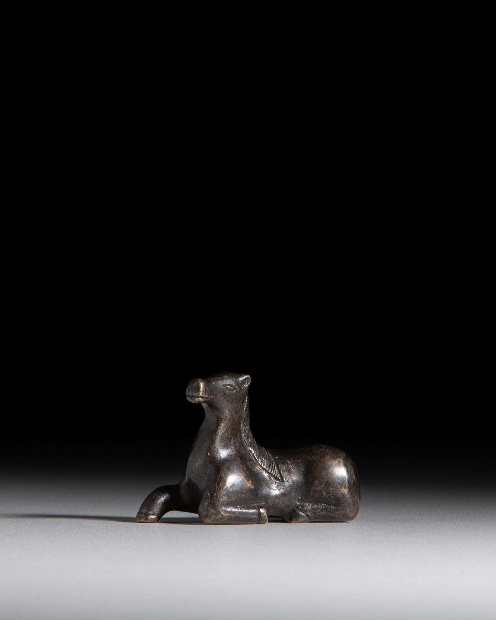 A BRONZE LYING HORSE PAPER WEIGHT China, 20th century L.6cm ***PLEASE NOTE: THIS LOT IS NOT ON (1 of 1)