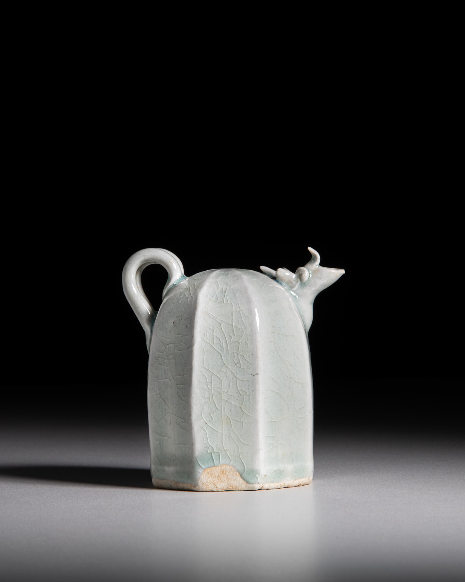 A QINGBAI 'OCTAGONAL' WATER DROPPER WITH A BEAST-HEAD SPOUT 宋代风格 Ě (1 of 3)