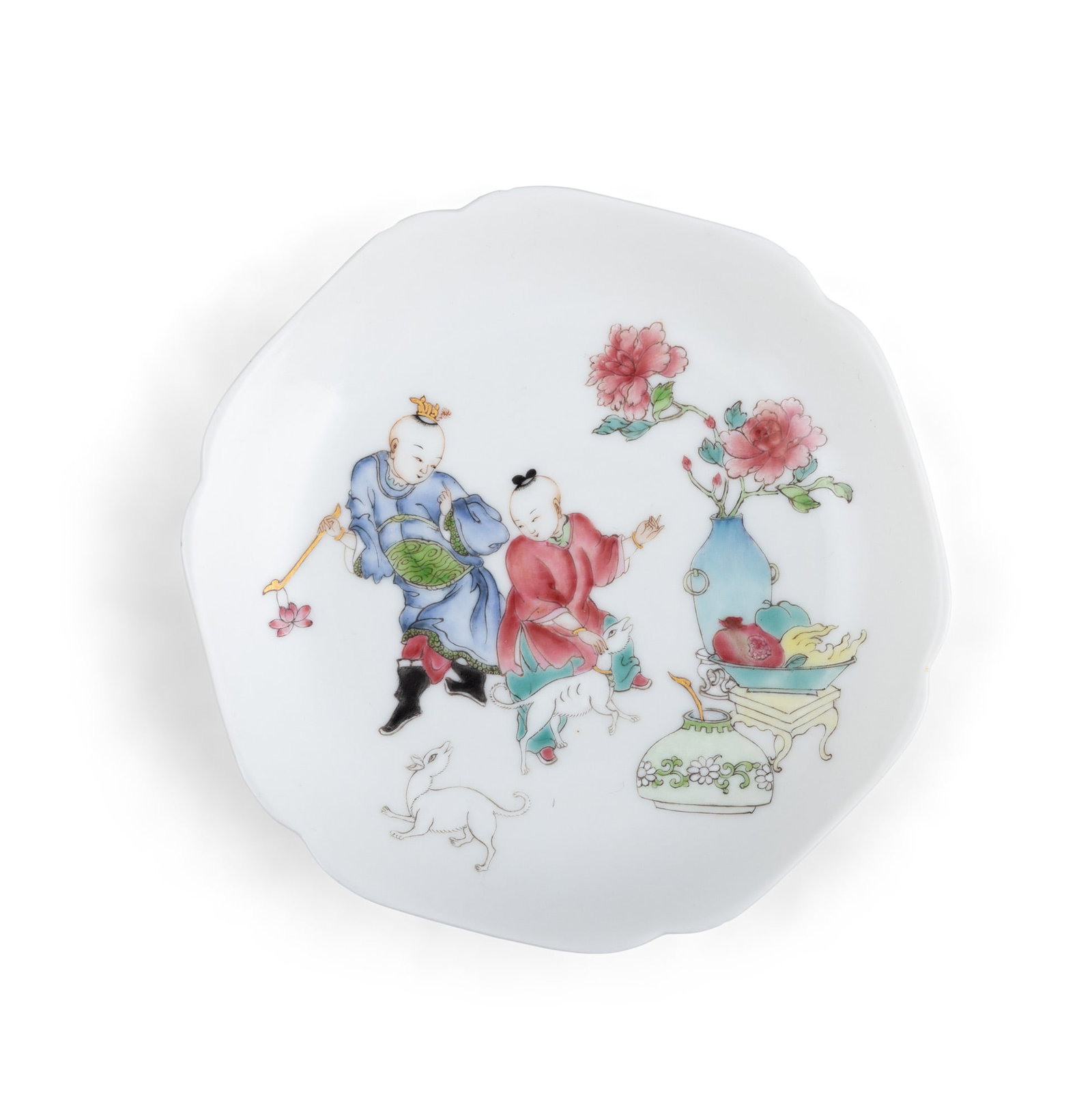 A SMALL LOBED FAMILLE ROSE 'BOYS AND ANTIQUES' DISH 清中期 粉彩 (1 of 2)