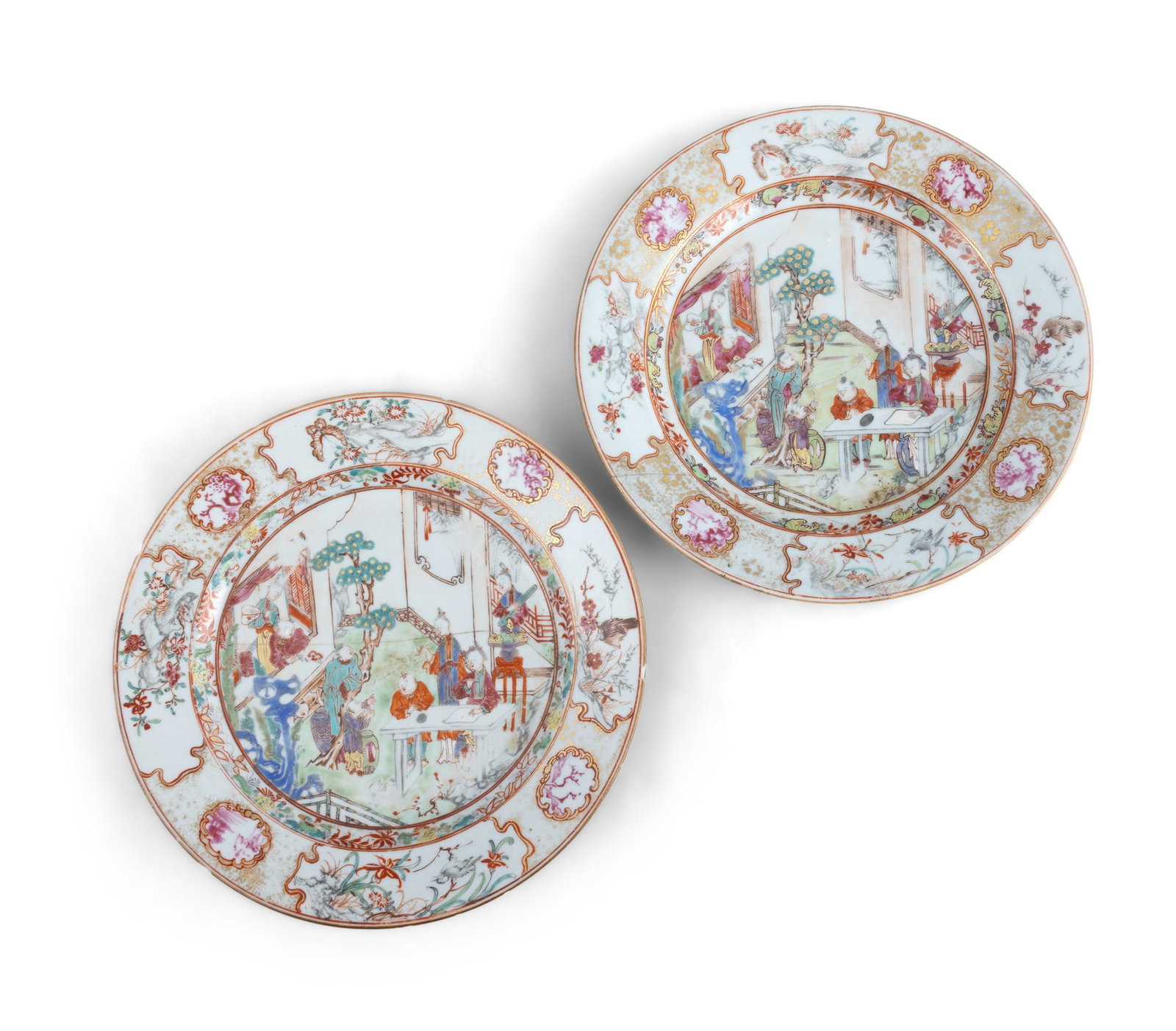 A PAIR OF FAMILLE ROSE 'FIGURES IN THE GARDEN' DISHES 清乾隆 外销 (1 of 4)