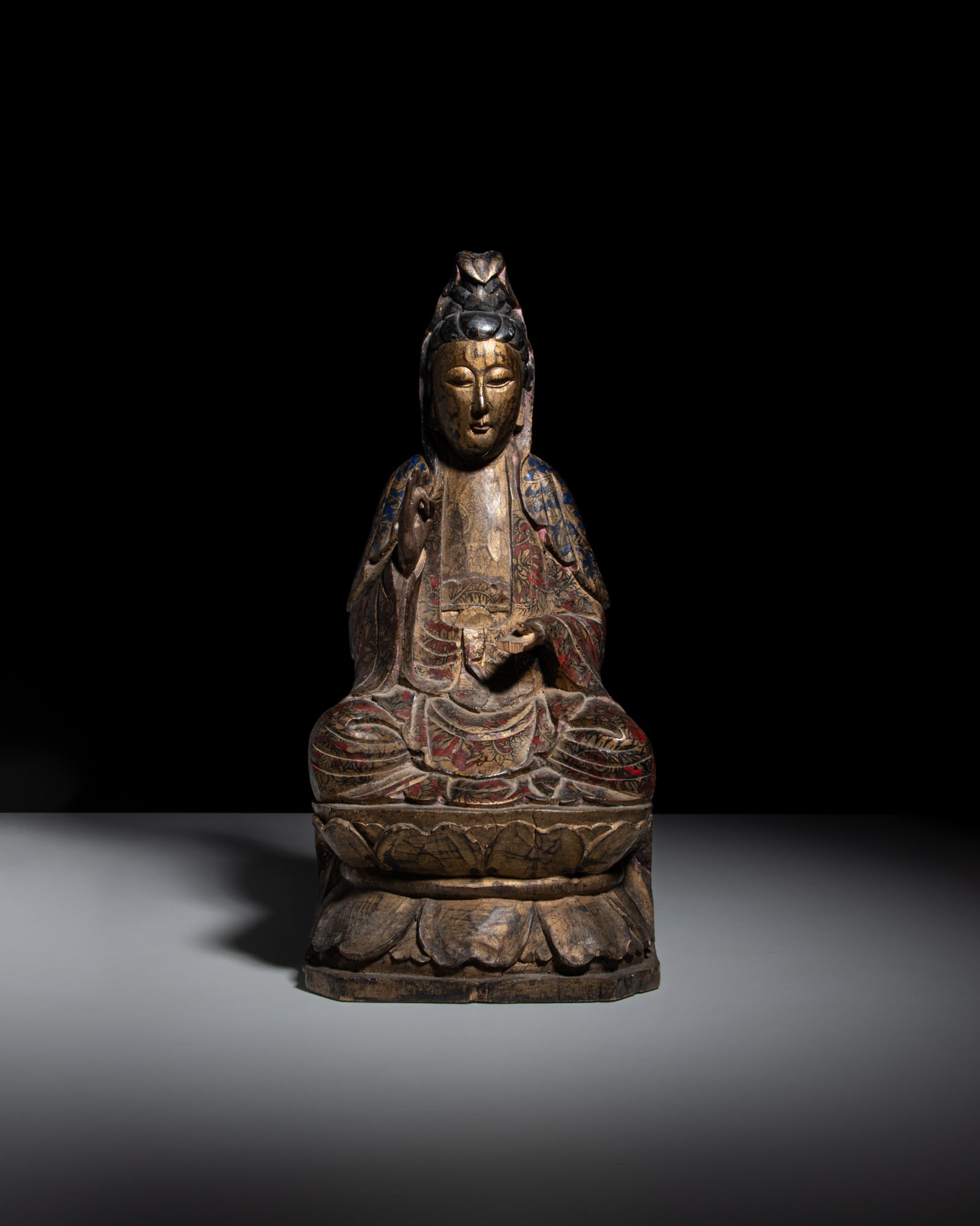 A GILT-PAINTED AND POLYCHROME WOODEN FIGURE OF A SEATED GUANYIN 20世纪 泥金: A GILT-PAINTED AND POLYCHROME WOODEN FIGURE OF A SEATED GUANYIN 20世纪 泥金画彩木雕观音坐像 China, 20th century H.39.2cm
