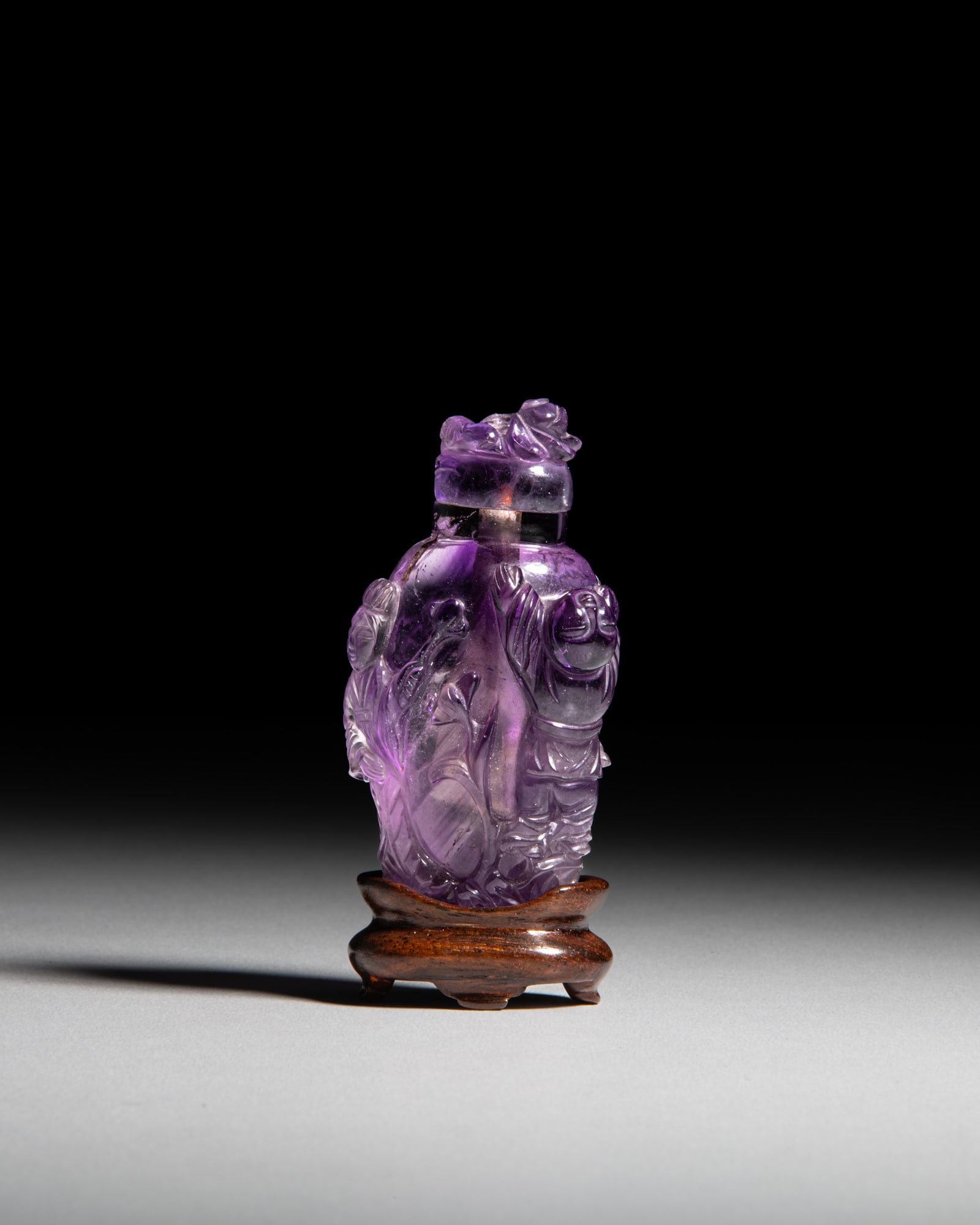 A FINELY CARVED AMETHYST 'LADIES AND CHILDREN' SNUFF BOTTLE 民国 紫水 (1 of 2)