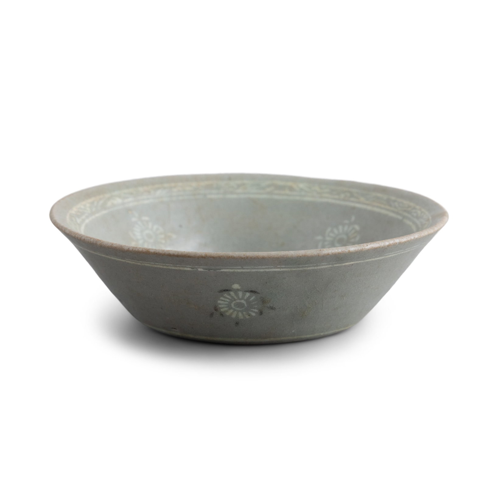 A CELADON GLAZED WITH SILP-INLAID FLOWER DISH Korea, Goryeo style, 19th century D.12.7cm (1 of 4)