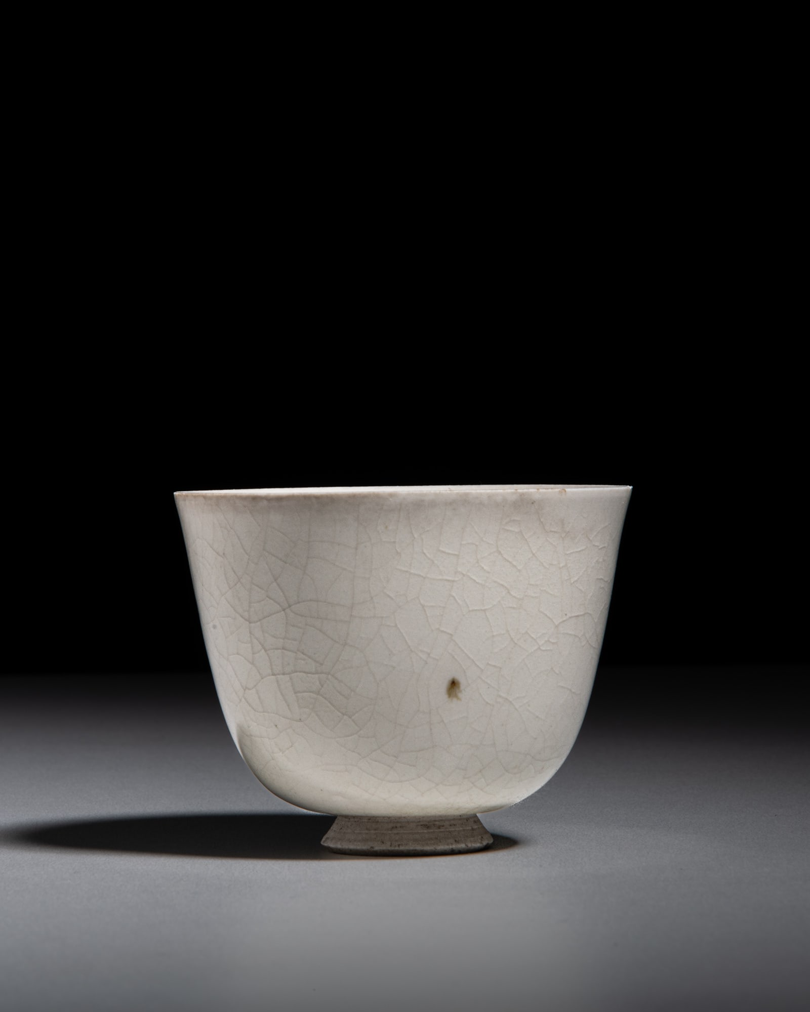 A DING STYLE CRACKLE CUP 唐代（可能）定白杯 (1 of 3)
