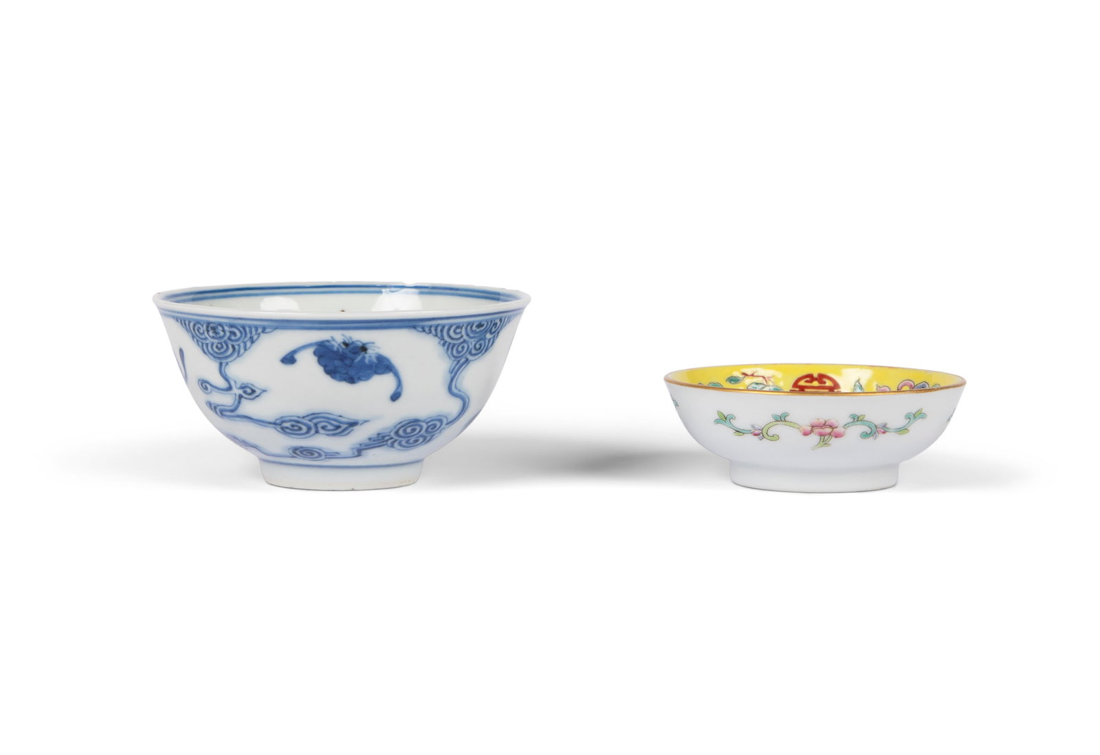 A BLUE AND WHITE 'BATS AND CLOUD' BOWL AND A YELLOW GROUND 'BATS AND PEACHES' SAUCER 晚 (1 of 8)