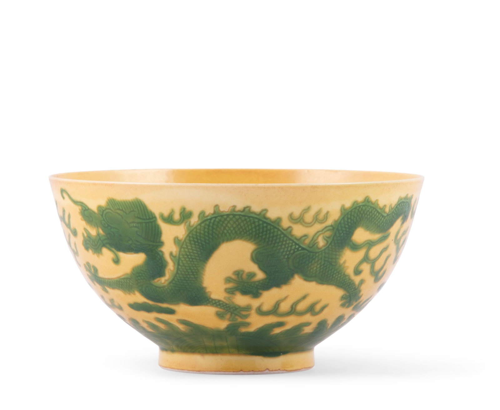 A YELLOW-GROUND GREEN-ENAMELLED INCISED DOUBLE DRAGON BOWL, XUANTONG MARK 20世纪 (1 of 3)