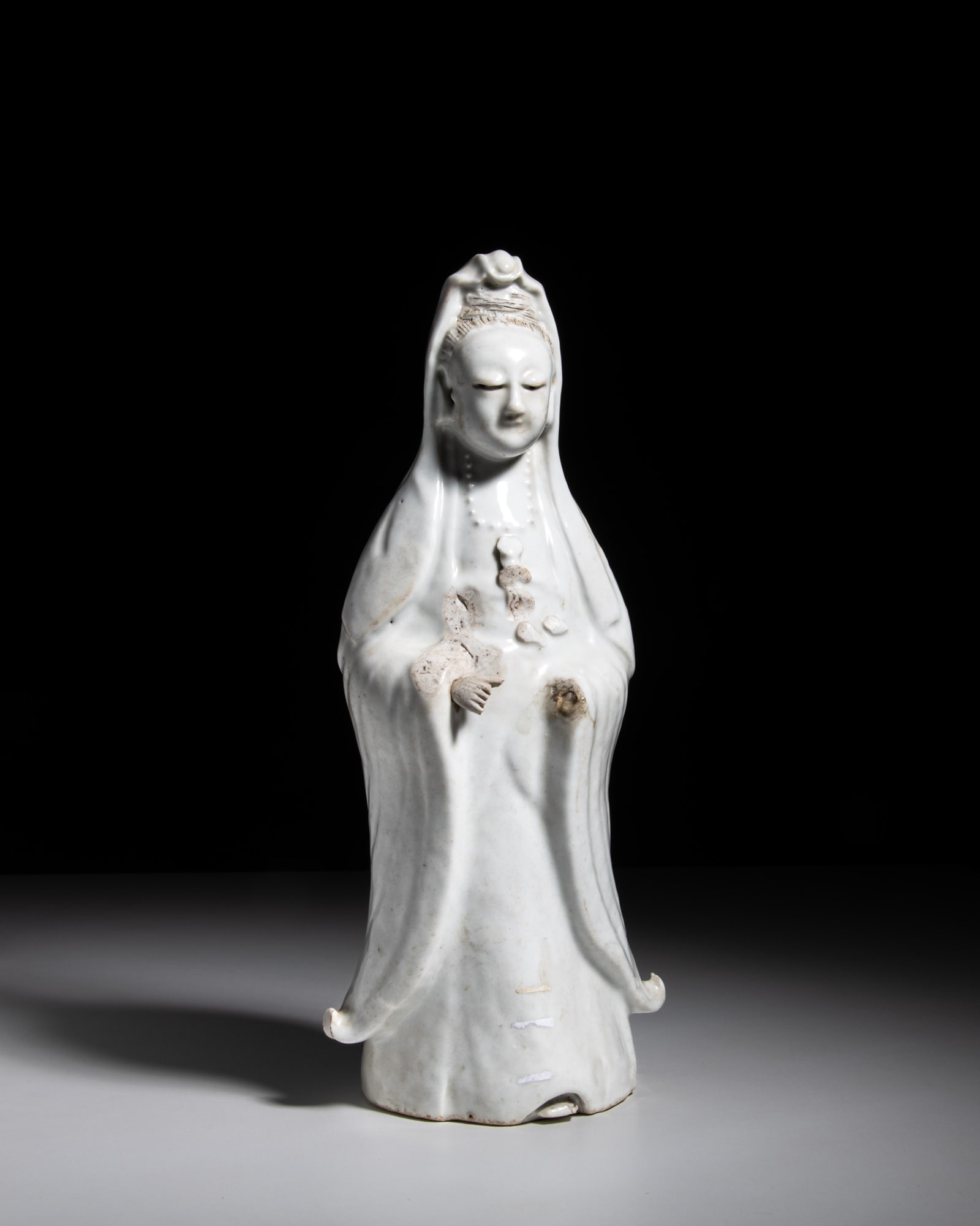 A WHITE GLAZED FIGURE OF GUANYIN 18世纪 青白釉观音ࠔ (1 of 2)