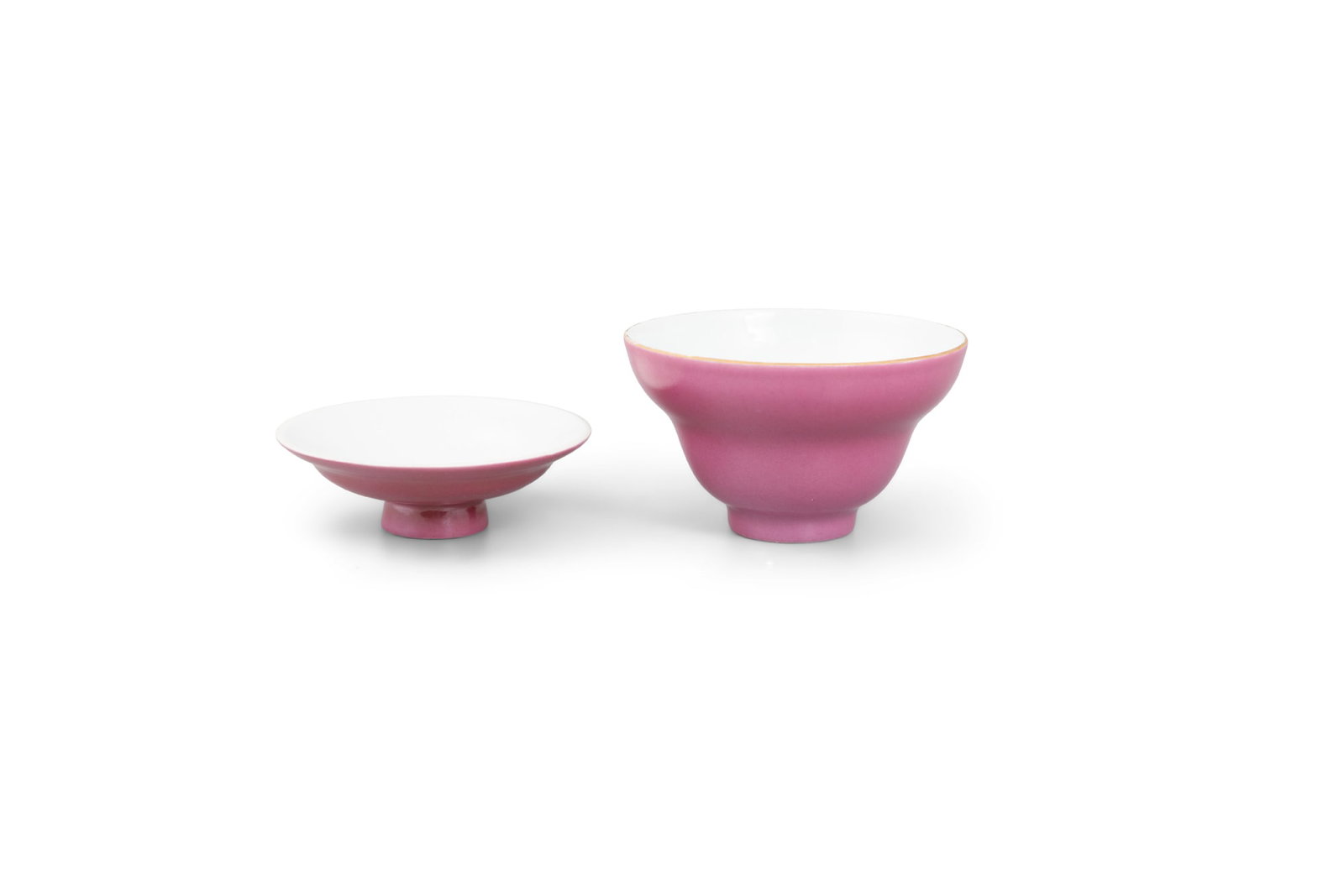 A GROUP OF TWO MONOCHROME PORCELAINS including a pink glazed teacup with lid, marked Qianlong and: A GROUP OF TWO MONOCHROME PORCELAINS including a pink glazed teacup with lid, marked Qianlong and an iron-red glazed circular ink pad case, marked Daoguang. China, early 20th century H.(teacup)6.8cm D