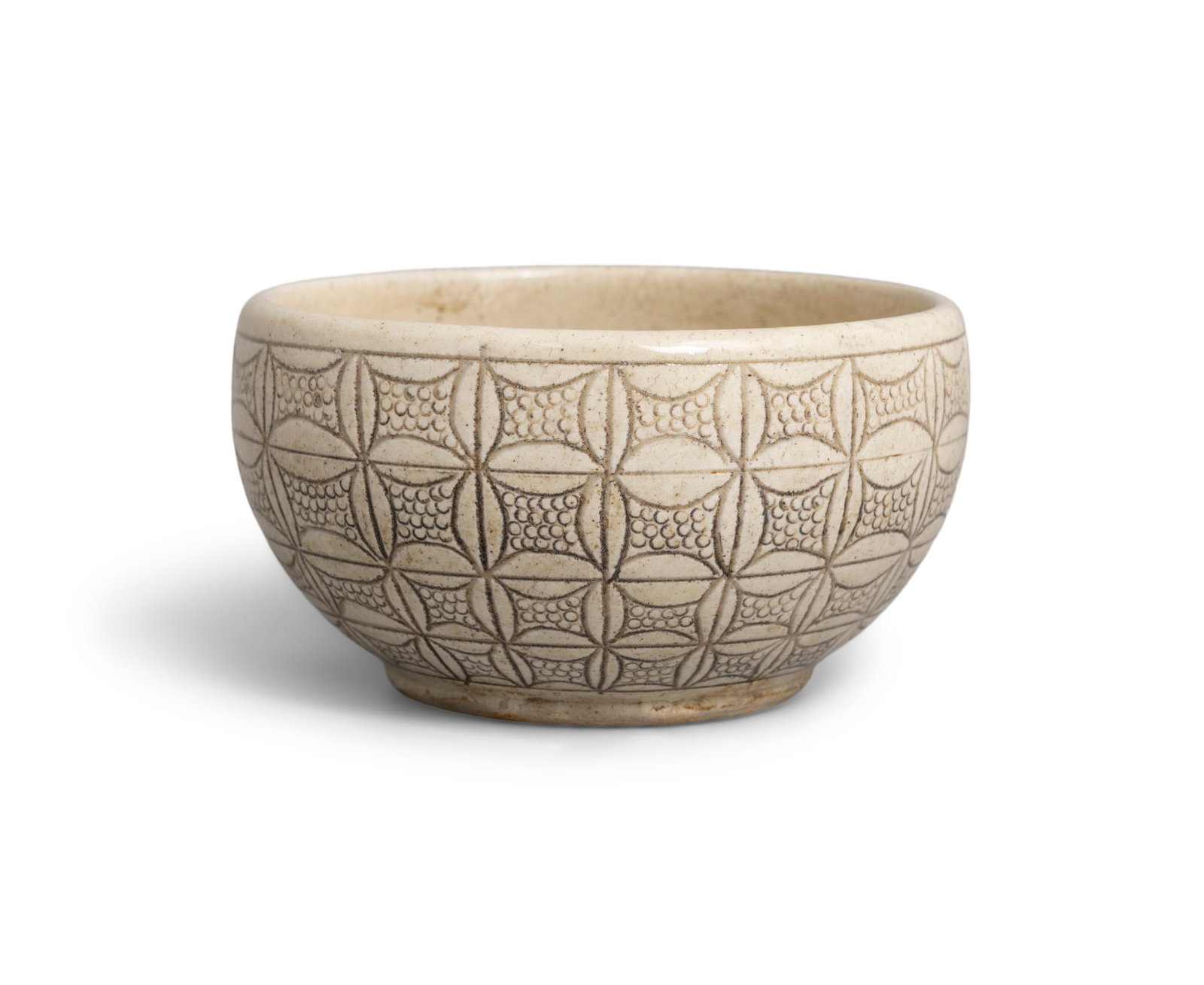 A FINE CARVED 'DENGFENG' BOWL 元代 登封窑白地刻: A FINE CARVED 'DENGFENG' BOWL 元代 登封窑白地刻花碗 China, Yuan dynasty D.11.6cm