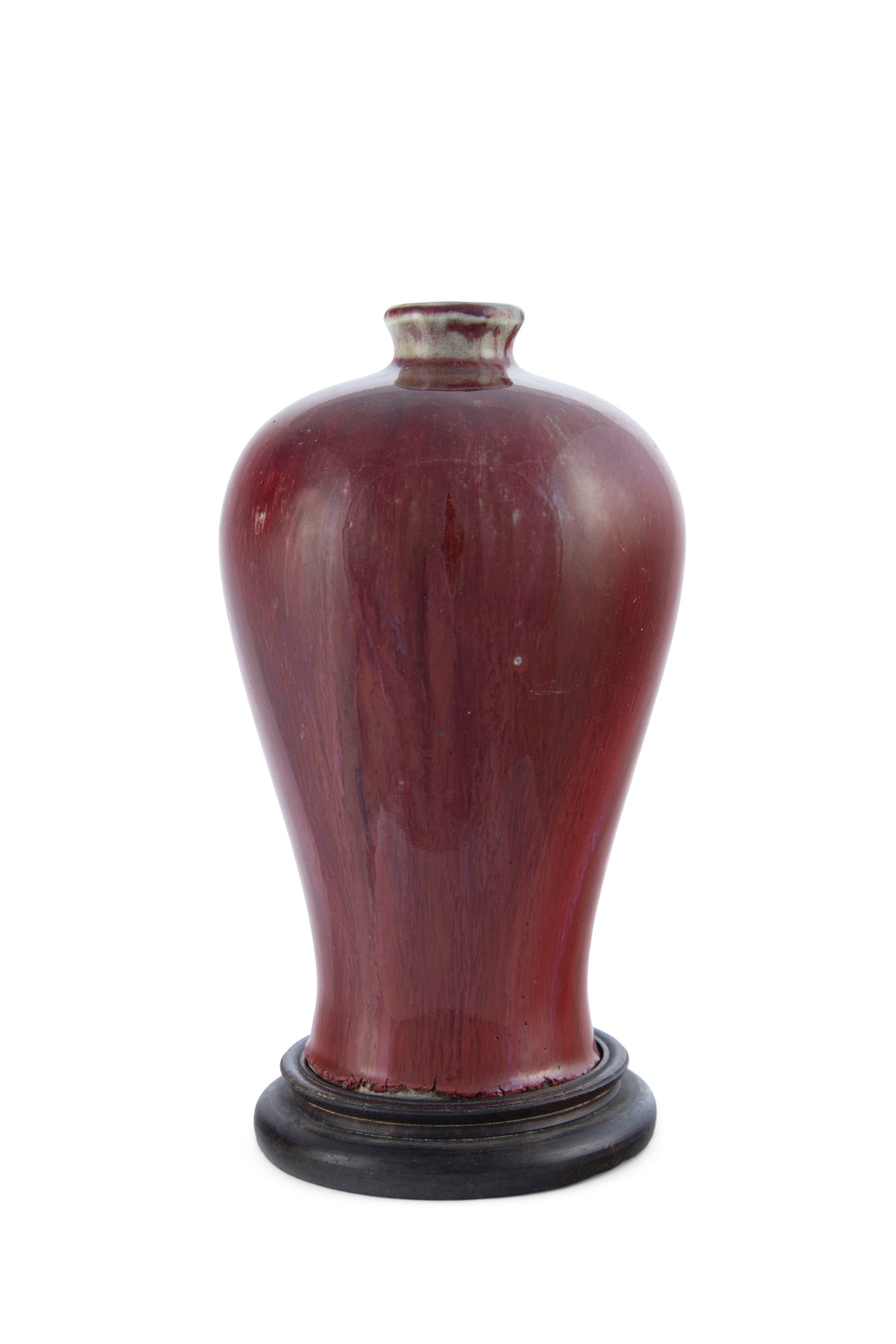 A RED GLAZED MEIPING VASE WITH WOOD STAND, MARK QIANLONG 20世纪初 乾: A RED GLAZED MEIPING VASE WITH WOOD STAND, MARK QIANLONG 20世纪初 乾隆款红釉小梅瓶 带木座 China, early 20th century 