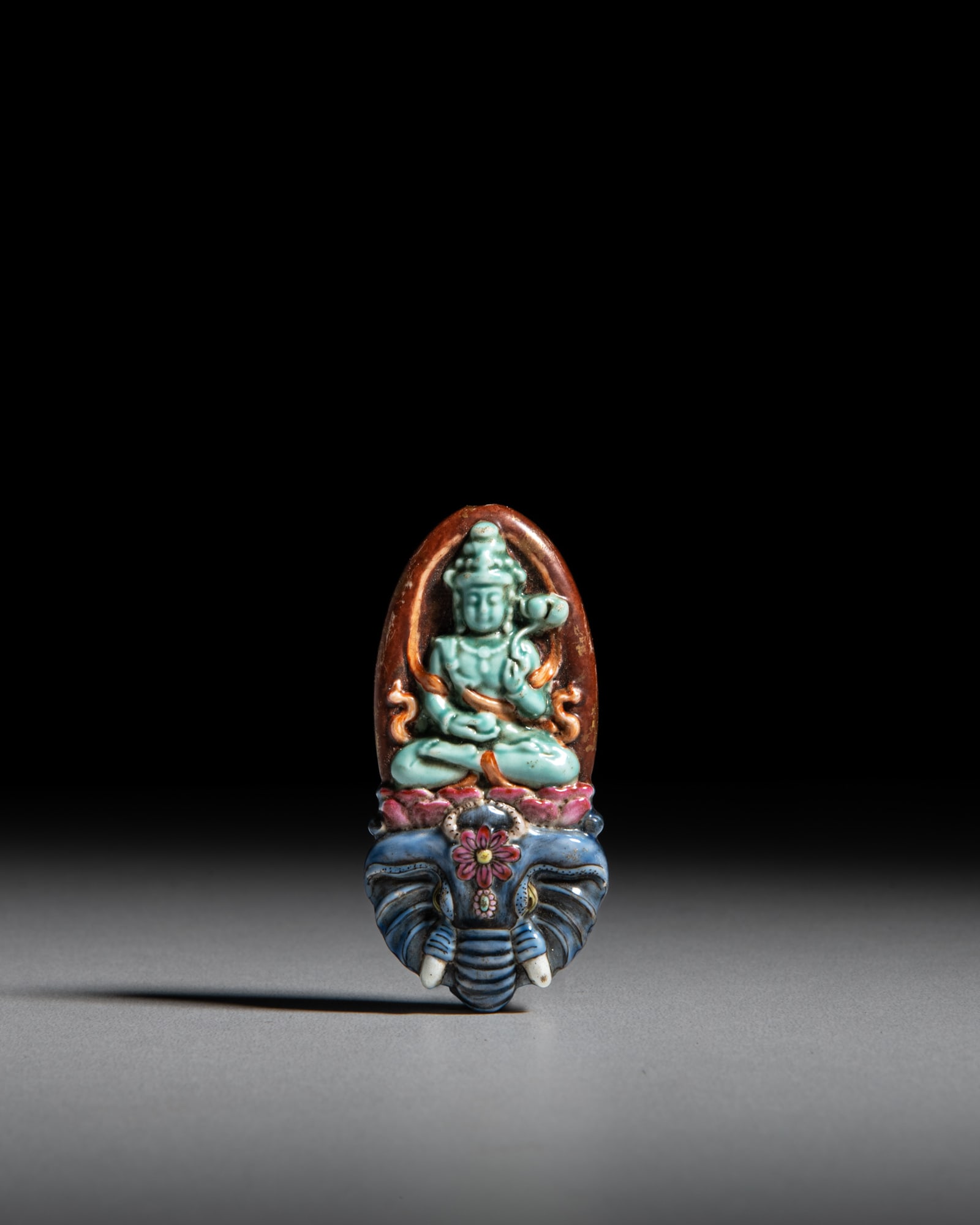 A FINELY CARVED FAMILLE ROSE 'SAMANTABHADRA RIDING AN ELEPHANT' PENDANT 20世纪 粉 (1 of 2)