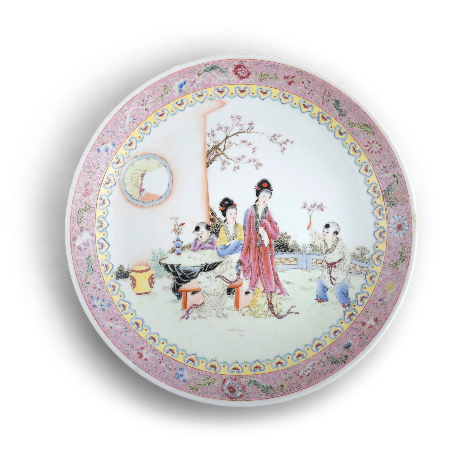 A CHINESE FAMILLE ROSE CHARGER, depicting four figures in a garden, D.33cm: A CHINESE FAMILLE ROSE CHARGER, depicting four figures in a garden, D.33cm