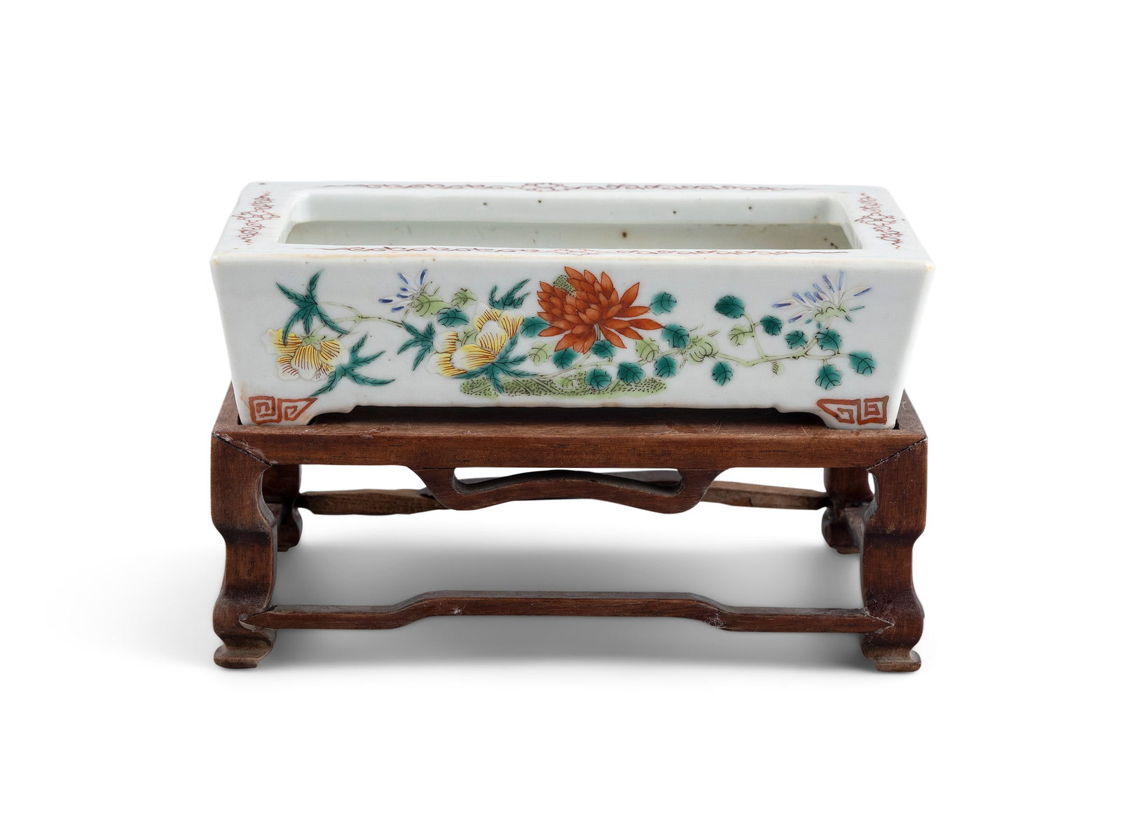 A RECTANGULAR FAMILLE ROSE 'FLOWERS' NARCISSUS BOWL WITH A WOODEN STAND, MARKEDTONGZHI 民 (1 of 5)