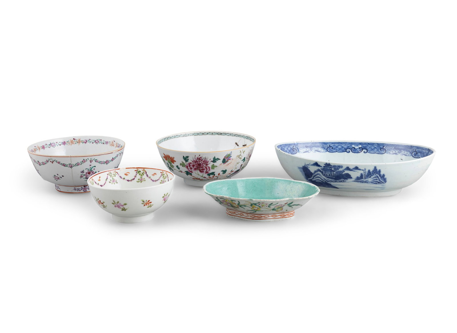 A GROUP OF FIVE FAMILLE ROSE AND BLUE AND WHITE PORCELAINS China, 18th and 19th including three (1 of 8)