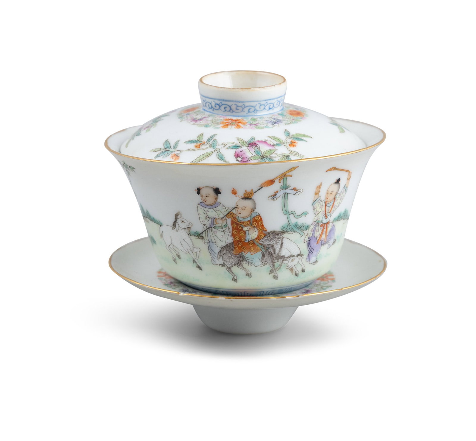 A FAMILLE ROSE ‘THE QILIN PRESENTS OFFSPRING’ TEABOWL AND COVER ON STAND, MARKED LIN ZHI: A FAMILLE ROSE ‘THE QILIN PRESENTS OFFSPRING’ TEABOWL AND COVER ON STAND, MARKED LIN ZHI CHENG XIANG. 20世纪 '麟趾呈祥'款 '麒麟送