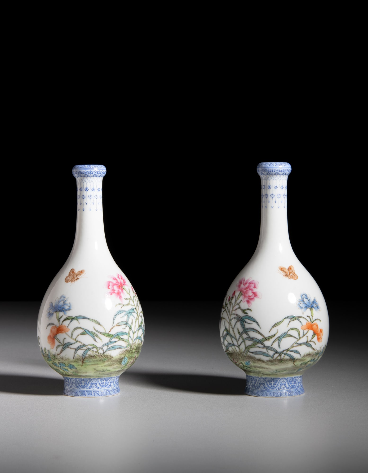 A PAIR OF SMALL FALANGCAI TYPE 'FLOWER AND BUTTERFLY' VASES, MARKED QIANLONG 民国 (1 of 4)
