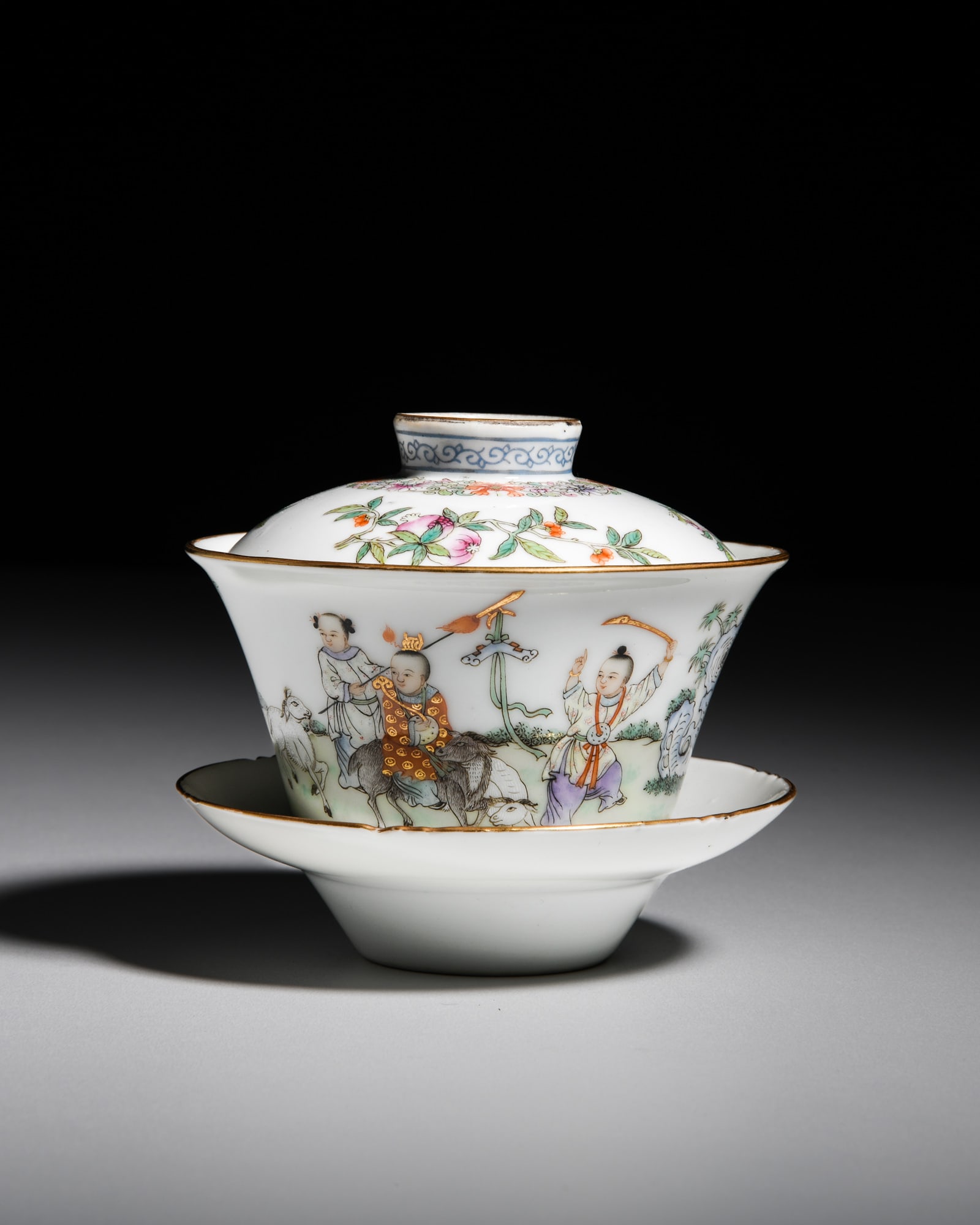 A FAMILLE ROSE ‘THE QILIN PRESENTS OFFSPRING’ TEABOWL AND COVER ON STAND, MARKED LIN ZHI: A FAMILLE ROSE ‘THE QILIN PRESENTS OFFSPRING’ TEABOWL AND COVER ON STAND, MARKED LIN ZHI CHENG XIANG. 20世纪 '麟趾呈祥'款 '麒麟送