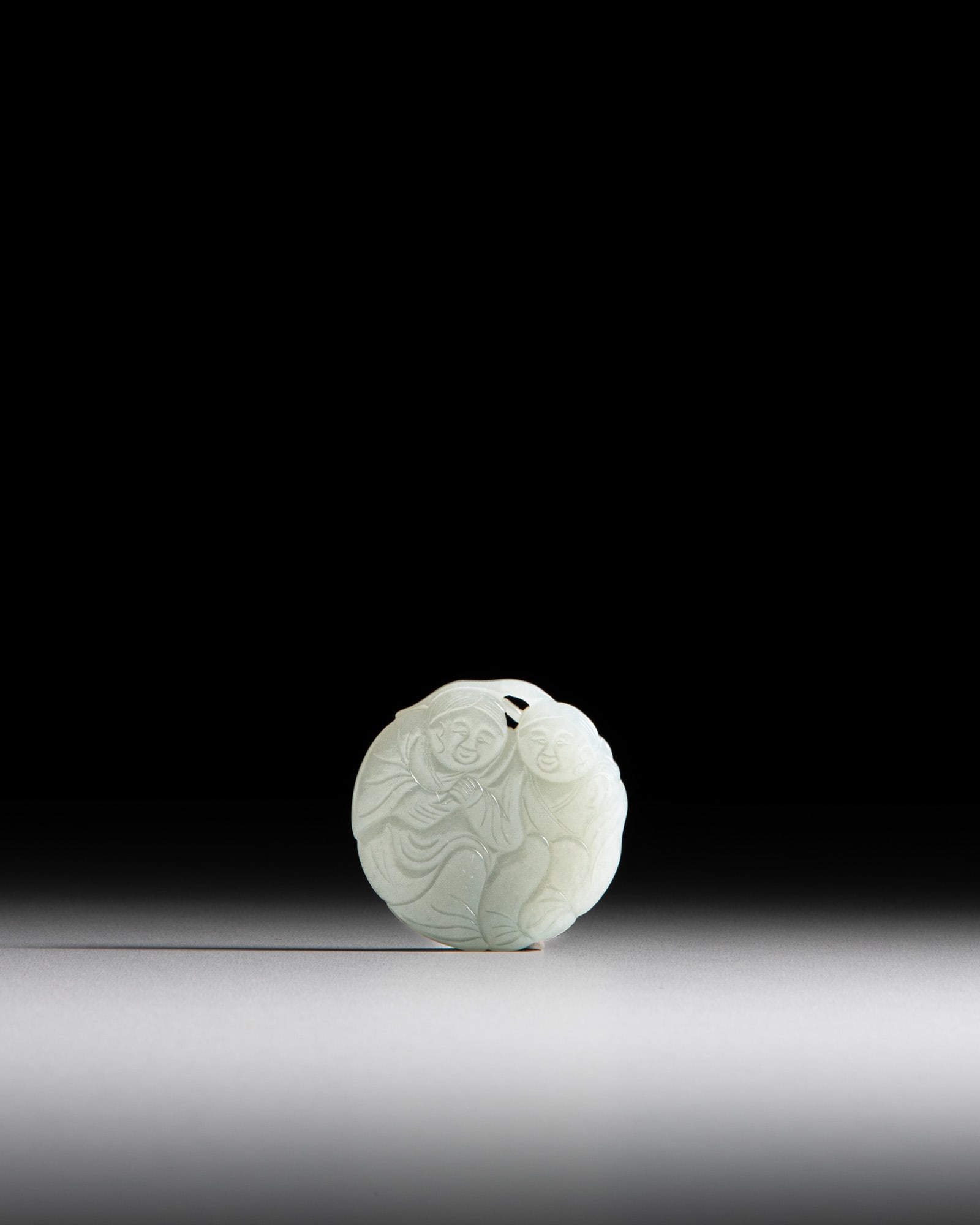 A CELADON-WHITE JADE ‘HOHO’ BROTHERS PENDANT 20世纪 青白玉 (1 of 2)