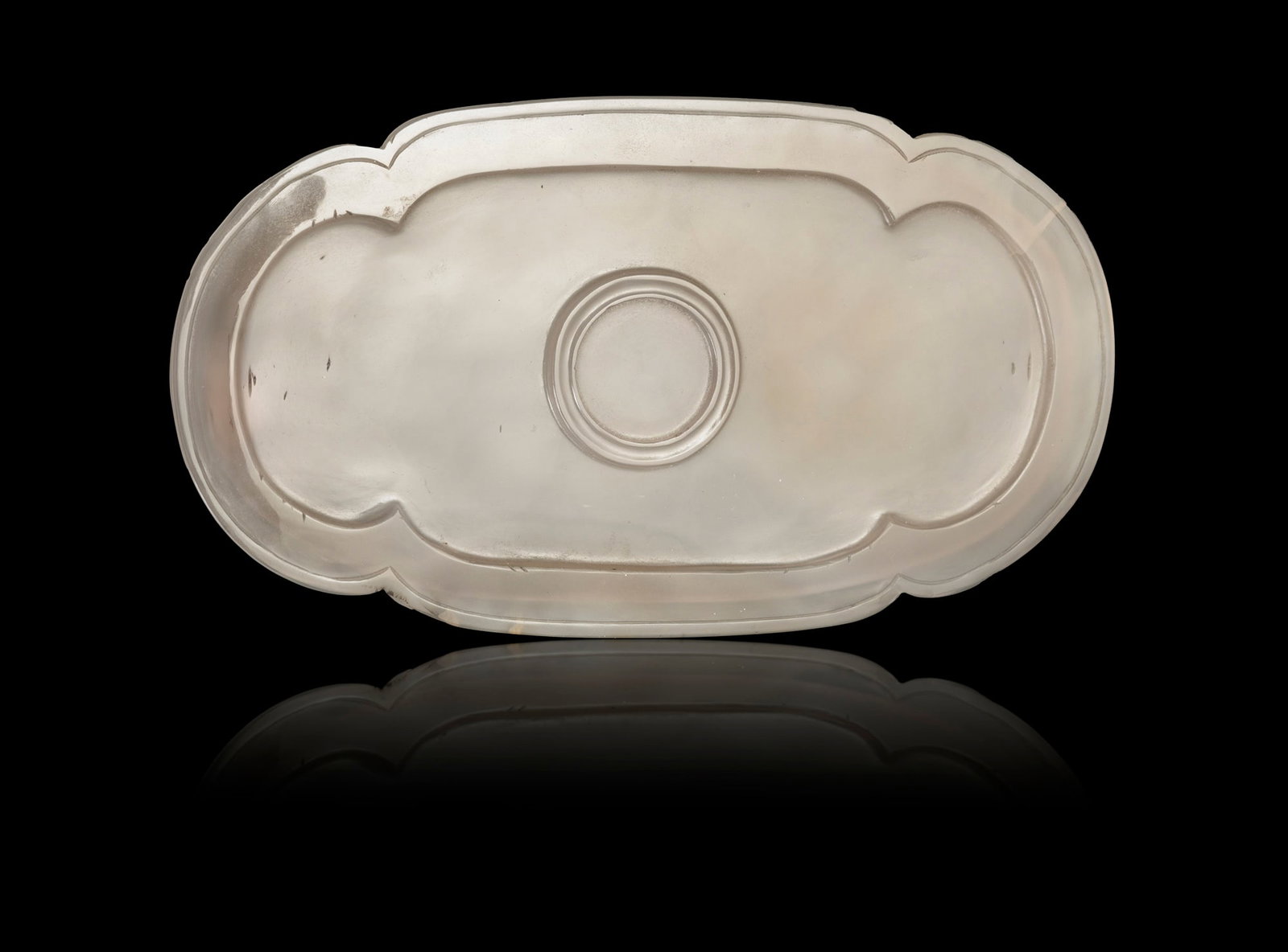 A RARE AGATE QUATREFOIL CUP STAND 清代 冰糖玛瑙海棠: A RARE AGATE QUATREFOIL CUP STAND 清代 冰糖玛瑙海棠形盏托 China, Qing dynasty (1644-1912) S. 21x11.5cm