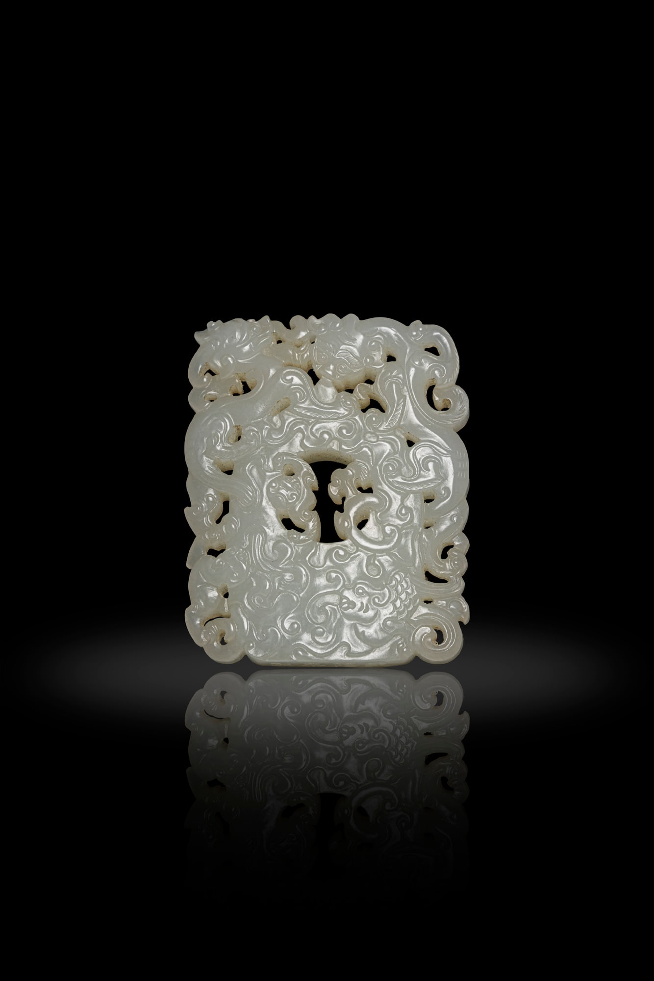 A WHITE JADE CHILONG OPENWORK PLAQUE 20世纪 白玉雕螭龍 (1 of 2)