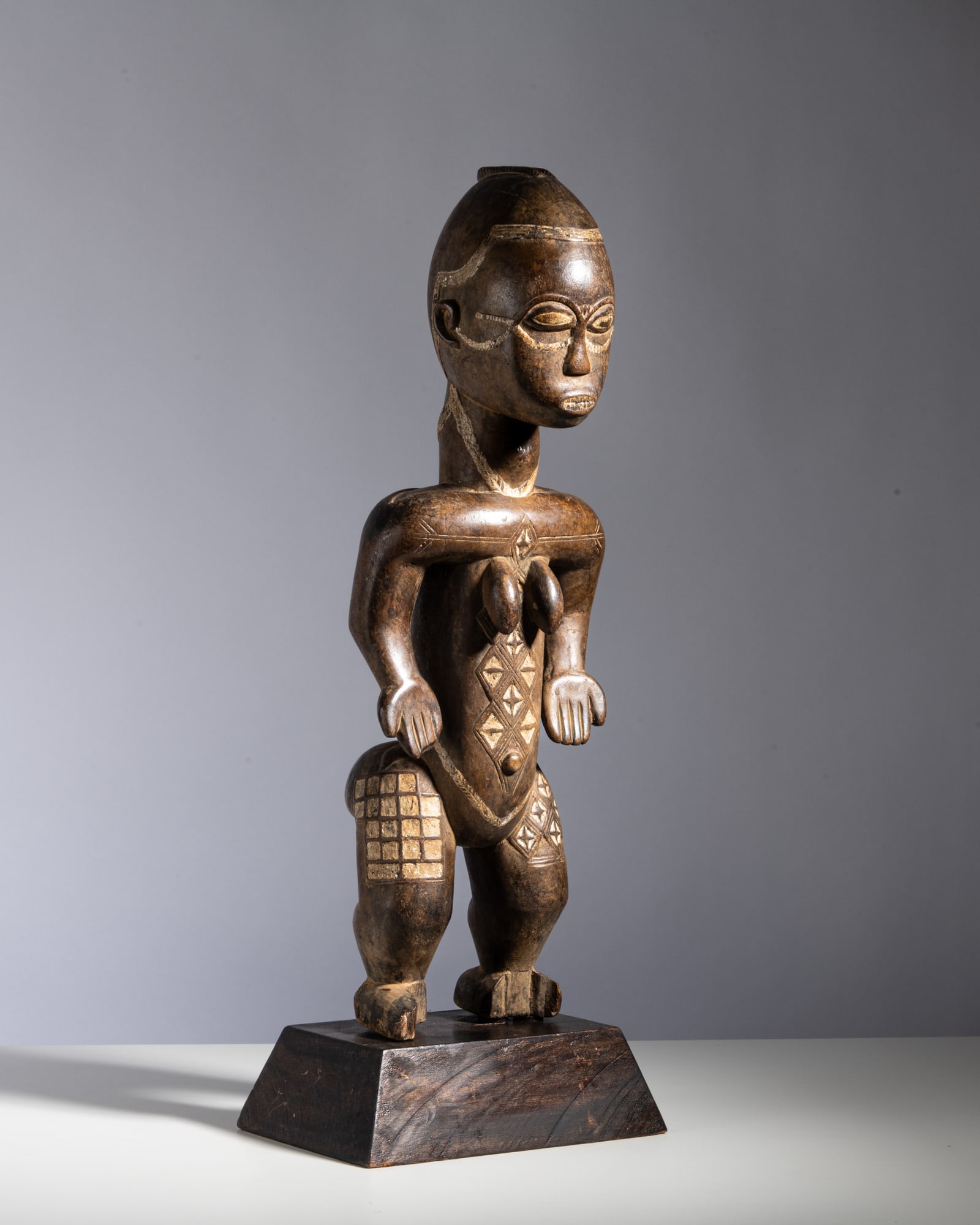 A BÉTÉ FEMALE POWER FIGURE Ivory Coast Wood This exceptionally rare and highly: A BÉTÉ FEMALE POWER FIGURE Ivory Coast Wood This exceptionally rare and highly expressive tribal figure stands with a powerful, stocky physique, displaying the intense geometry and dramatic 