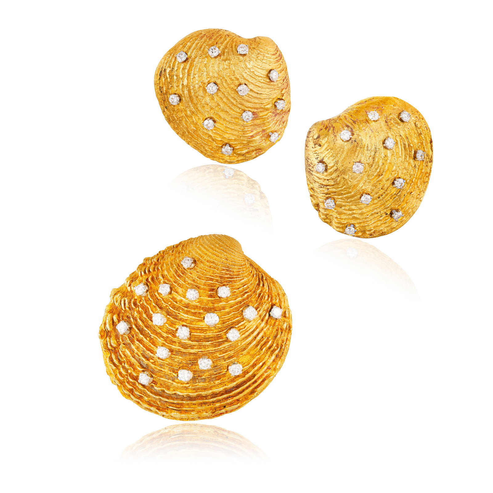 A PAIR OF DIAMOND EARRINGS AND MATCHING BROOCH Each designed as a textured gold clam shell, the (1 of 5)