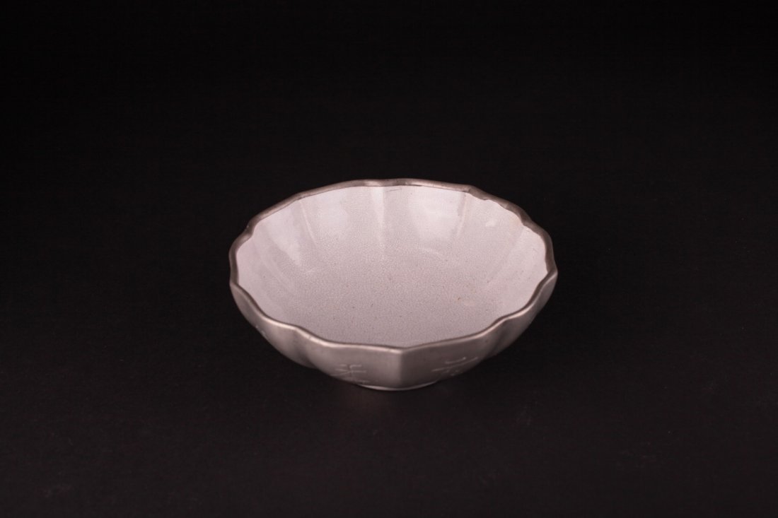 Chinese Ge Style Crackle Glaze Foliate Rimmed Bowl (1 of 8)