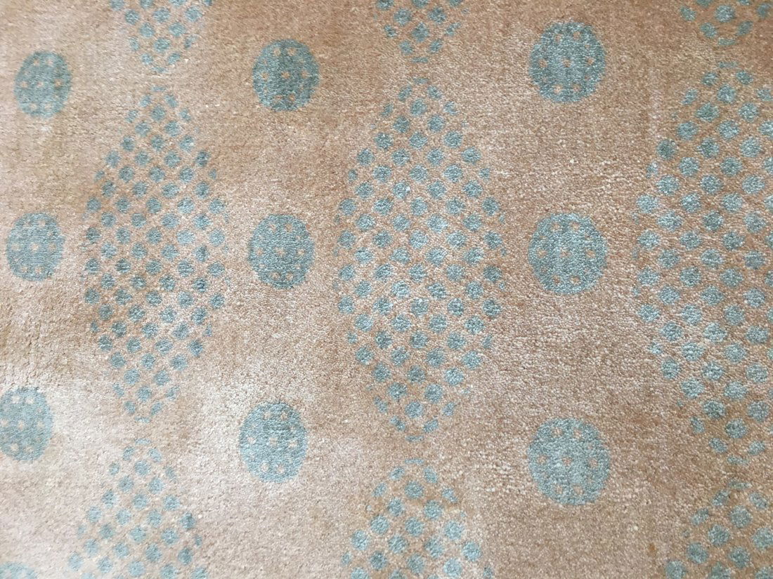 A Machine made Contemporary rug (1 of 8)