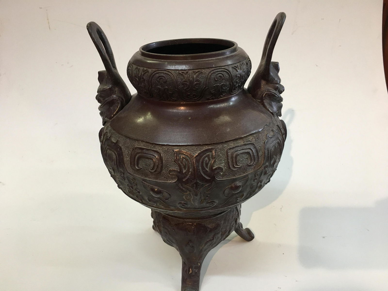 Chinese bronze urn (1 of 7)