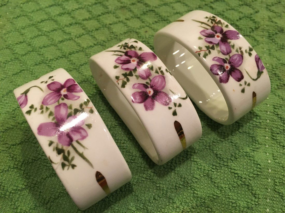 3 Pcs English Hammersley fine bone china Napkin rings: 3 Pcs English Hammersley fine bone china Napkin rings. Floral design and each piece stamped with the Hammersley hall mark.