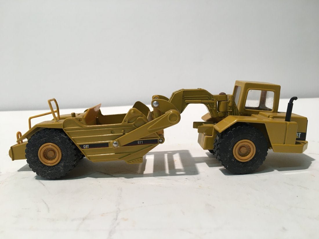 Norscot CAT 611 Wheel Tractor Scraper Model Toy (1 of 16)