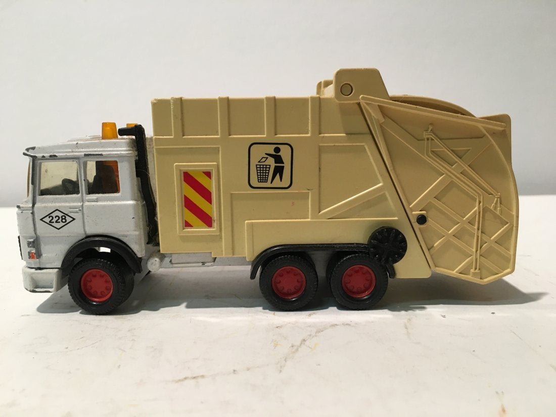 Vintage 1986 Matchbox  K-133 Garbage truck TOY (1 of 11)