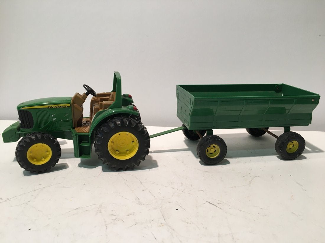 ERTL John Deere Tractor Model Toy with a trailer. (1 of 12)