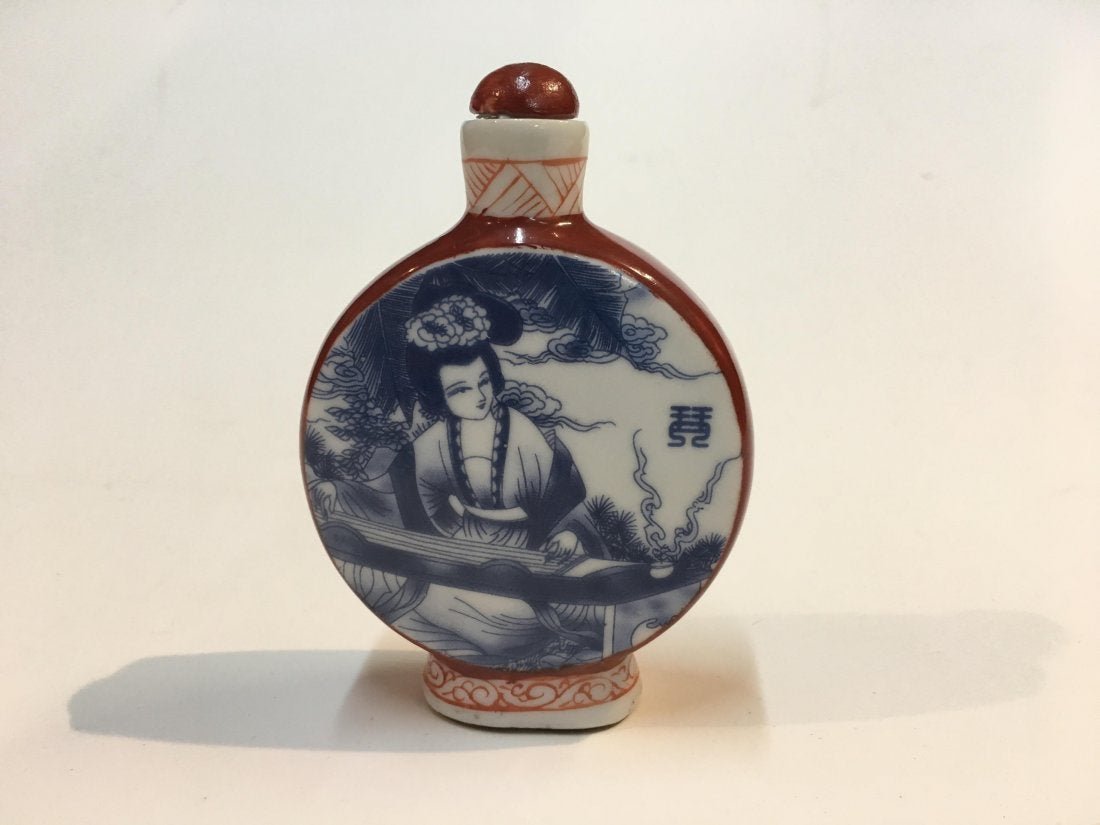 A Chinese snuff bottle (1 of 5)
