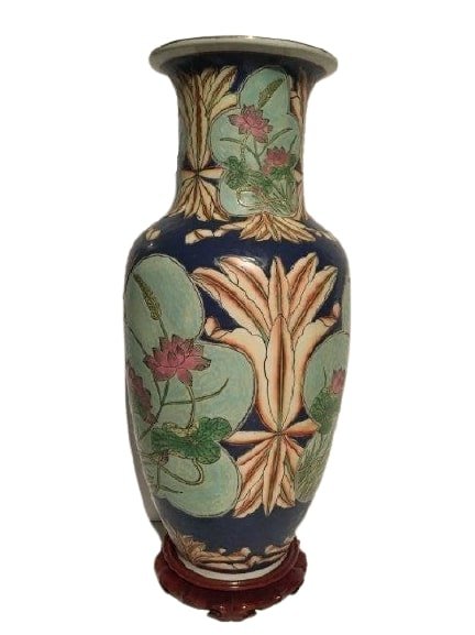 An old Chinese stamped Vase (1 of 8)