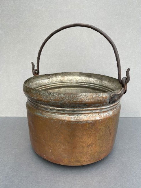 A large Copper Kettle Pot with cast iron handle. (1 of 7)