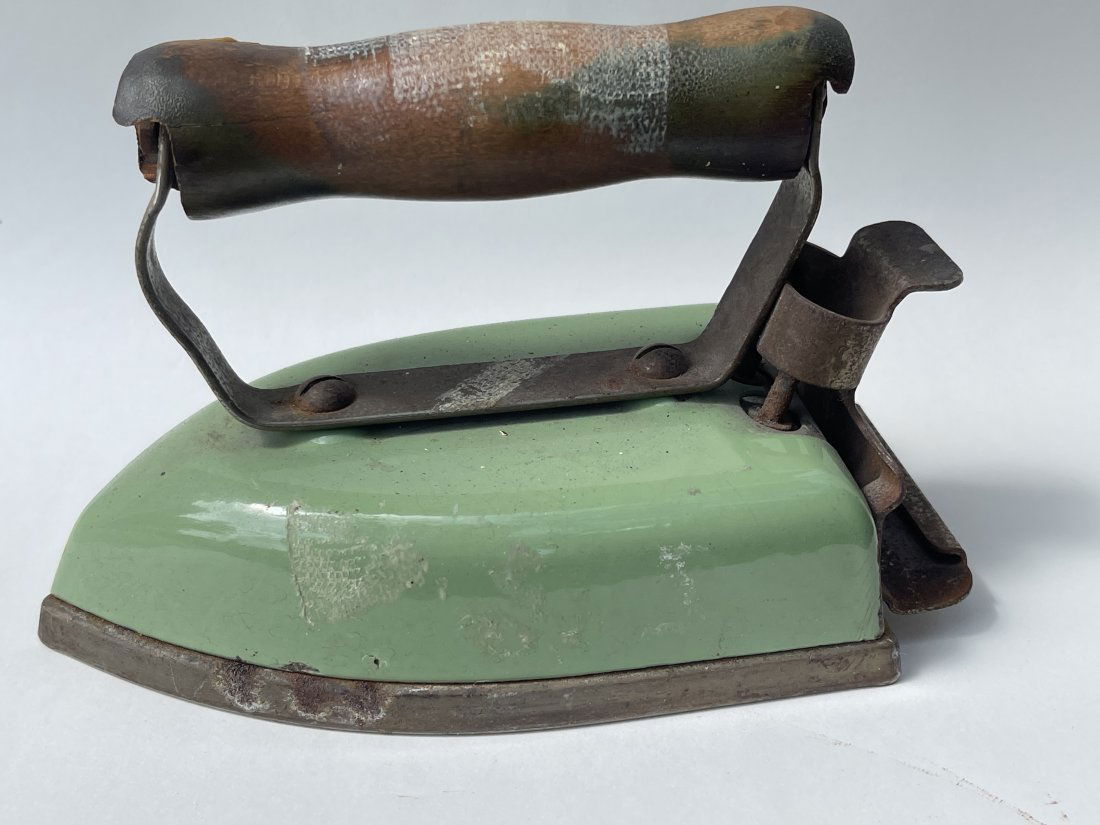 ANTIQUE CAST IRON IFlat IRON CLOTHES PRESS FLAT IRON (1 of 8)