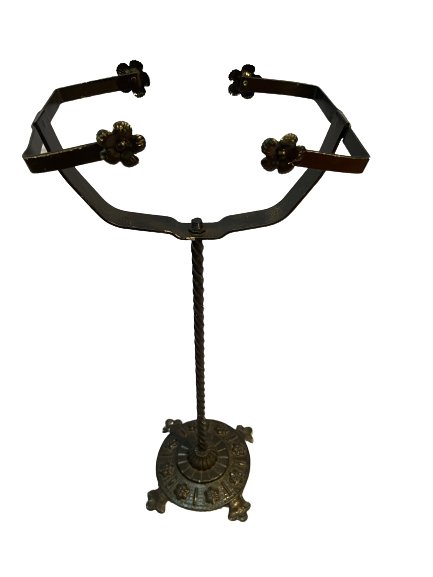Cast metal flower pot stand (1 of 10)